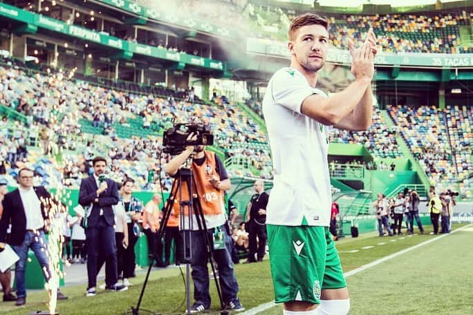 ルシアーノ・ビエットのインスタグラム：「Muy feliz de jugar mi primer partido en casa 💚🦁」