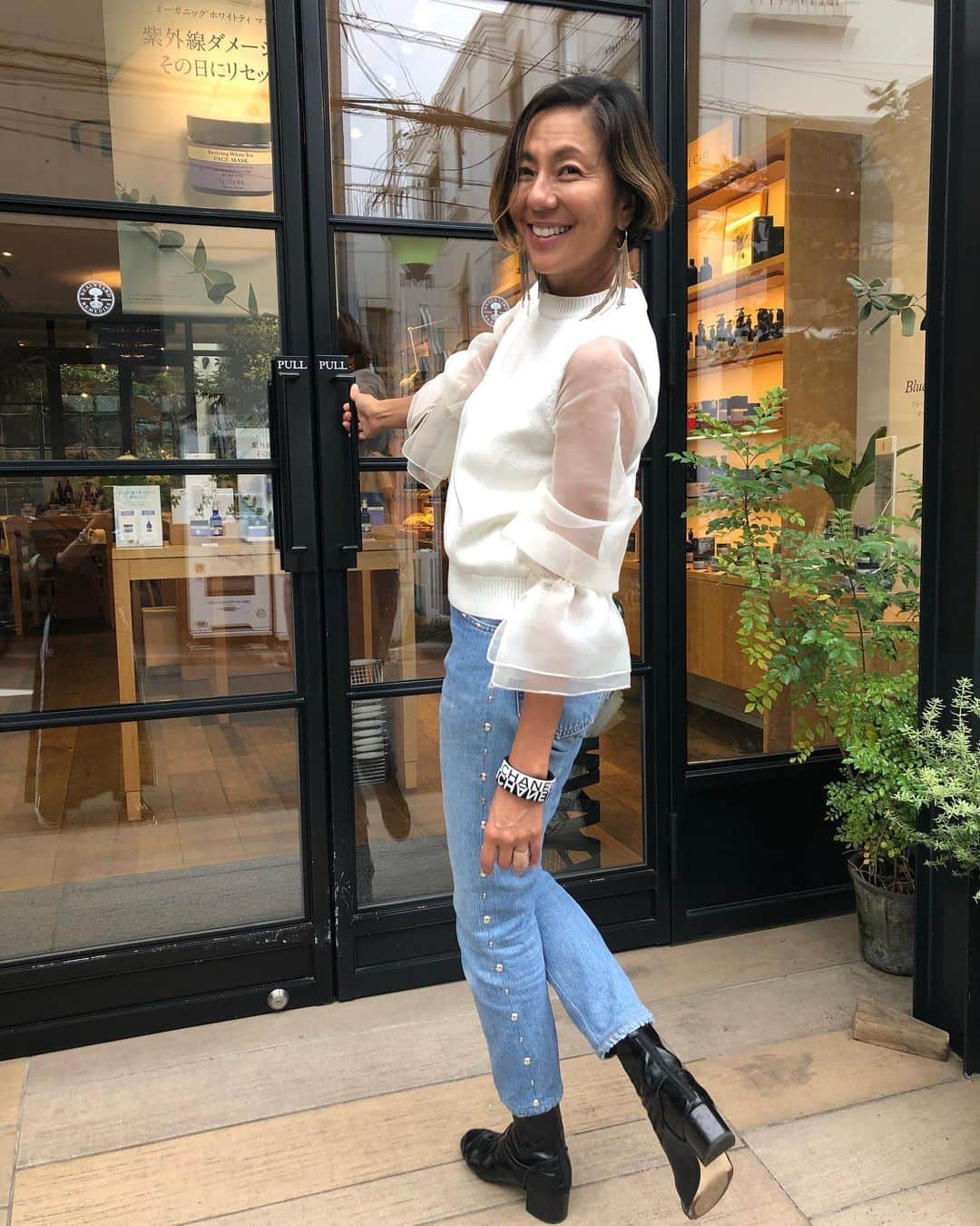 のインスタグラム：「. おはよー梅雨明けしたら暑すぎるー😅 上手く行かないね😆 体調には気をつけようー .  今日は映画の撮影に朝早くから向かっています〜 😊😉 . さて先日もインホしましたが @nealsyardremedies_school  ニールズヤードでの 講座のお知らせです〜 ９月の始めと終わりにやる 月2回に分けた少し長めの内容が濃い講座です！ アロマの事だけではなく 心、体のバランス！スピリット！ 食べ物に対する意識改革！ 身体を動かすメリット！ 精神のバランスを保つコツ！ などナチュラルにホリスティックに生きるポイントを学んでもらえる😊 素敵な講座の内容になってます❤️ 先日の皆さんのコメントの中に1人でも参加大丈夫ですか？地方からでも！ とありましたが大体の方が1人での参加です！私も色々な講座に1人で参加し新しい扉を開いてきました〜そして今こうして講師としても皆さんに教える立場にもなりました〜 何か始めるのはとても楽しい事です❤️皆んなで楽しく学びたいと思います😊 potoは前回の講座の様子です😘 詳しくは🔻 ☆ ☆ #Repost @nealsyardremedies_school ・・・ ・ 【お早めに！】増席＆即完売＆満員御礼のRIKACO講座が新しくなって再登場です！！！ ・ 前回開催した１DAY講座が大好評に終わり 「もっとRIKACO @rikaco_official さんのお話がききたい！」 「お話が上手すぎてあっという間でした！もっと聞きたい！」 「どんなライフスタイルを送ればあんなに明るく美しくいられるの！？」 「さらっとデモンストレーションをしてくれて、私でも簡単にできる！と思えました」 などたくさんの嬉しい感想やお問合せをいただきました。 ・ そんなRIKACOさんのライフスタイルを 「ナチュラルビューティ」と定義して なんと講座に仕立ててしまいました！ ・ 衣食住、心技体、三位一体など、 3つのバランスというのはとても大切です。 （ニールズヤードはbody,mind,spiritがベースです） ・ 人間は何か1つだけでは自分を保てません。 そんなバランスを意識してナチュラルに健康に生きていけるようになる知恵を学べる4回講座。 ・ 講座が終わると、今までとは違った生き方をチョイスするようになると思います。 ・ ※90分×4コマの講座を2週にかけて行います。（1日2コマ） ・ RIKACOさんは、会えば会うほど人を元気にしてくれるので そのエネルギーを1人でも多くの皆様に感じてほしい。 そして毎日を、ひと手間で楽しく、幸せに満ちて、健康でいられる時間に変えてほしい。 ・ そんな願いを込めています！ 20名限定ですのでお早めにお申し込みください！ ・ 詳しくはプロフィールにあるURLをクリックしTOPバナーから講座情報へお進みください。 お申込みもそちらからカード決済にて完了してただけます。 ・ また、画像のQRコードからも飛べます。 ・ #rikaco_official #ニールズヤード #nealsyard #ホリスティックスクール #スクール #アロマ #ハーブ #フラワーエッセンス #表参道 #大阪 #自然療法 #オーガニック #植物 #aeaj #ifa #jamha #セラピスト #インストラクター #癒し #ニールズヤードスクール #ニールズヤード表参道校 #organic #rikaco_fashion」