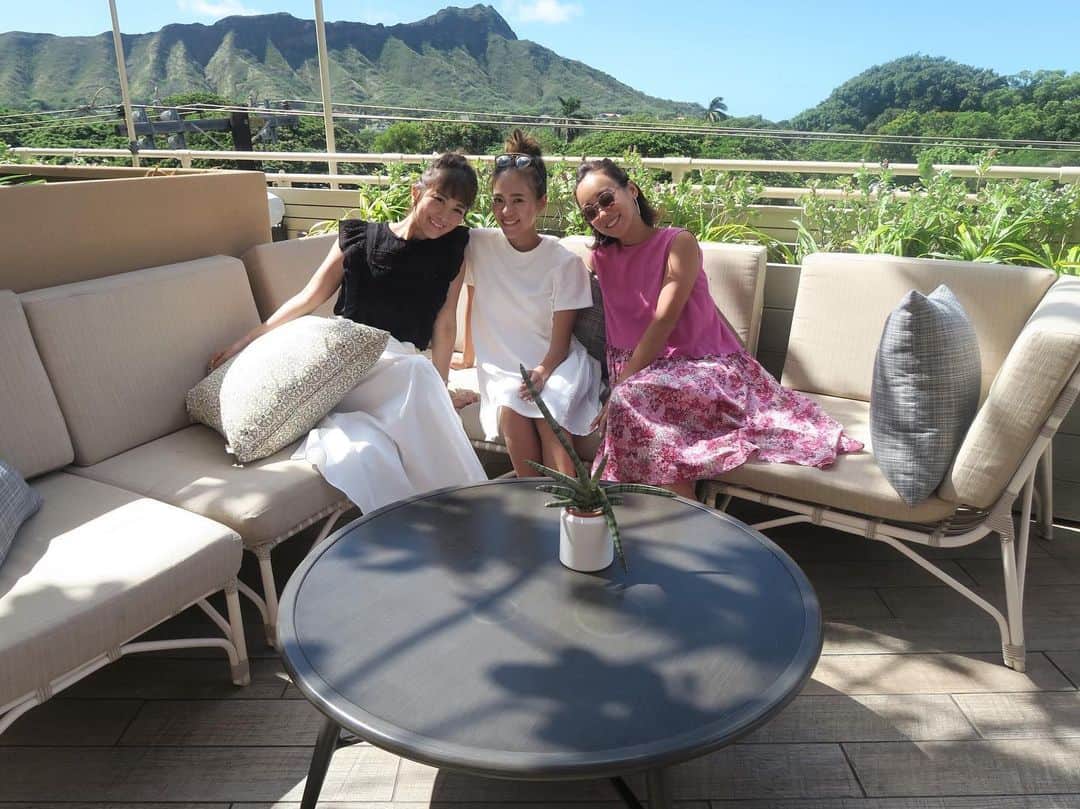のインスタグラム：「ダイアモンドヘッドが一望できる雰囲気最高のスポットdeckでモーニング☀️⛰ ・ ・ deck集合で私biki借りて🚴🏽‍♀️🚴🏽‍♀️🚴🏽‍♀️、着いた頃には滝汗でした😂💦笑 ・ ・ #deck #queenkapiolanihotel  #hawaii #morning #diamondhead #niceview #ハワイグルメ #biki」