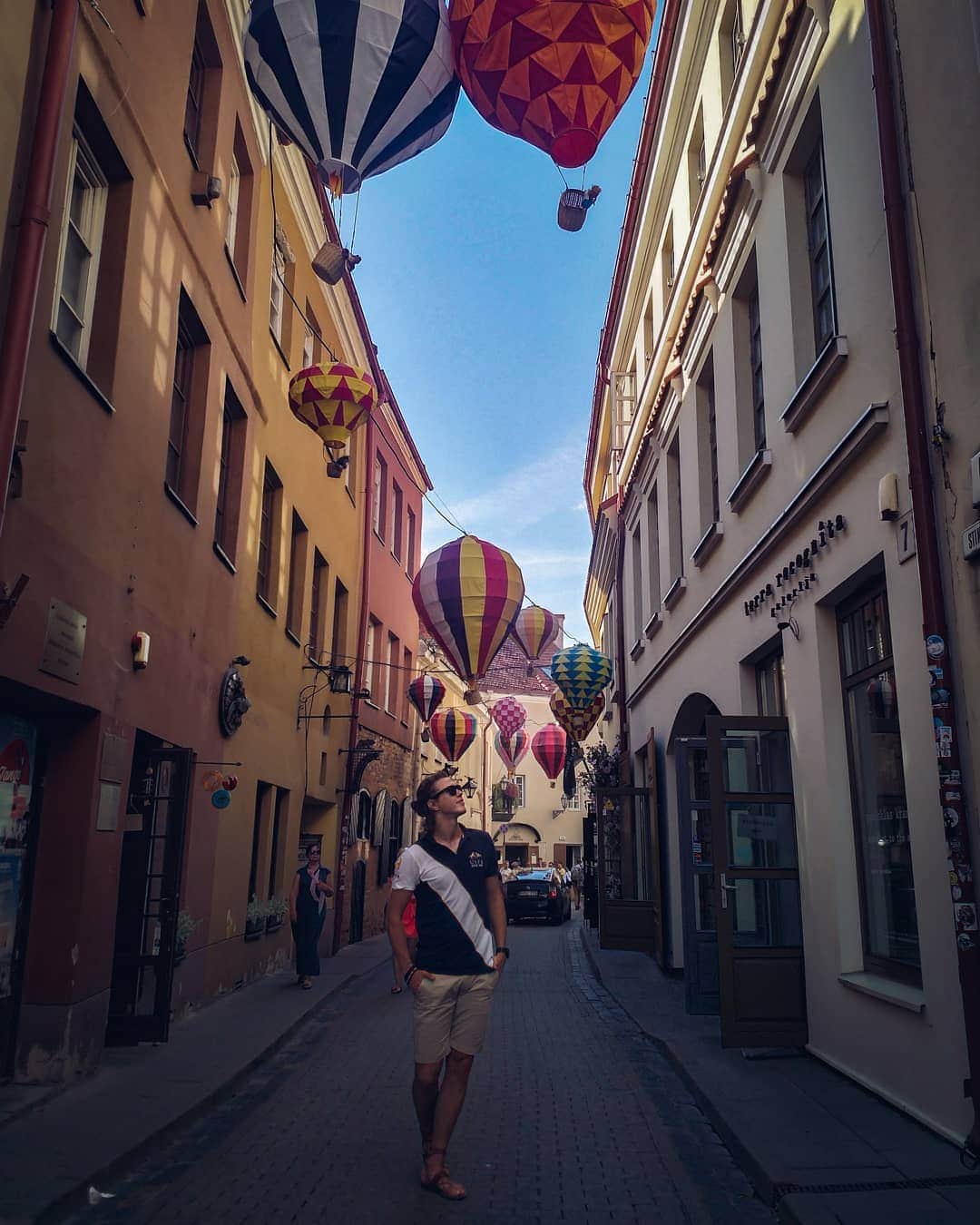 パヴェル・ドローストのインスタグラム：「Vilnius, Lithuania 🚶🏼‍♂️🎈🇱🇹 . . . #explorevilnius #vilnius #lithuania #travel #viaje #lavitaebella #pablopatinador」