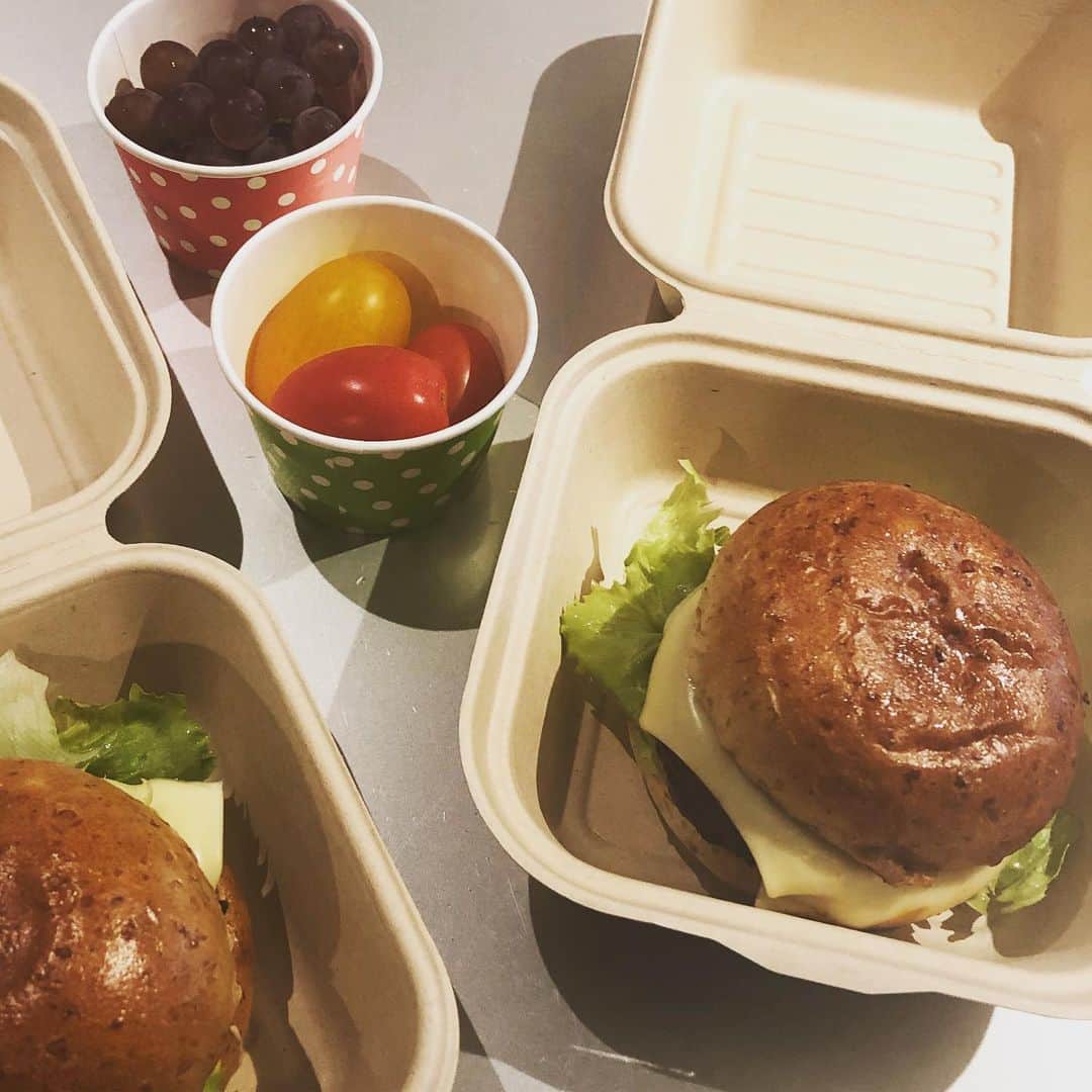 ひうらさとるのインスタグラム：「ハンバーガーお弁当❤︎ 超カンタンで、子どもウケ良し。パッケージはセリアです。セリア大好き❤ #ハンバーガー弁当 #セリア」