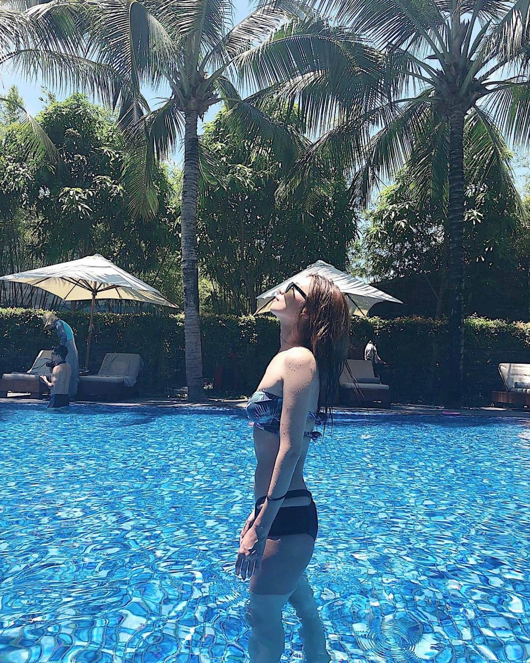 長谷川唯のインスタグラム：「・ ・ おっよん🧡 @alexiastam_official のbikiniを着るとテンション上がる〜🌴🧡 ・ ・ 今年も @alexiastam_official のbikini着て夏を楽しもう〜🐚☀️ ・ ・ #alexiastam #bikinigirls #summer #poolside #happy #love #chill」