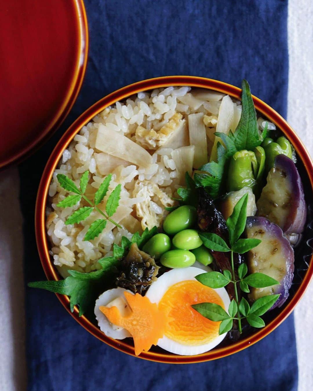 Ryoko Yunokiのインスタグラム：「+ + + Cooked ginger rice bento/生姜ご飯弁当 . *cooked ginger rice *dashi-marinated fried eggplant and green pepper *hard-boiled egg *edamame *chikuwa cheese *soy-glazed fish . ＊生姜ごはん ＊茄子としし唐の揚げびたし ＊ゆで卵 ＊枝豆 ＊竹輪チーズ ＊若鮎の甘露煮 . . Ginger rice ingredients - sliced fresh ginger, rice, chopped aburaage, soy sauce, sake + + + #bento #お弁当 #丸の内弁当 #f52grams #曲げわっぱ #春慶塗 #飛騨春慶」