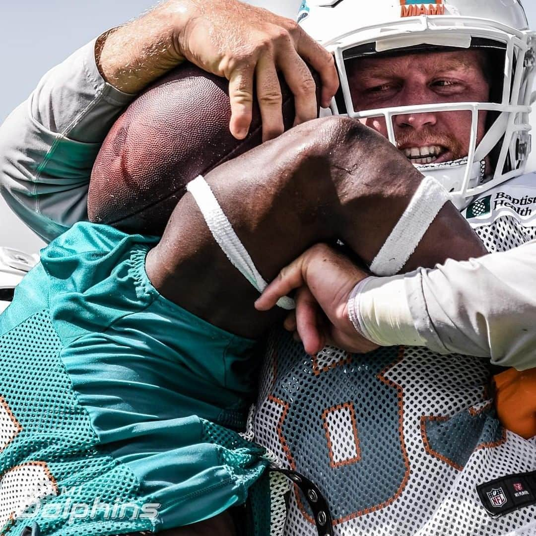 マイアミ・ドルフィンズさんのインスタグラム写真 - (マイアミ・ドルフィンズInstagram)「Fighting for every yard. #FinsUp」7月29日 7時28分 - miamidolphins