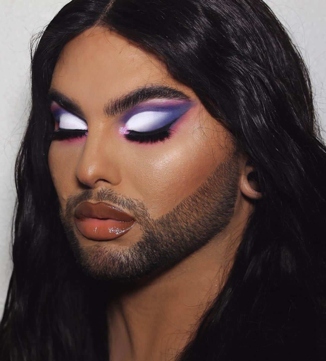 A riel D iazのインスタグラム：「Talk to me nice 😛 Eyes: @plouise_makeup_academy  rumor 0  @anastasiabeverlyhills @alyssaedwards_1 palette, @hudabeauty neon pink palette. @houseoflashes noir fairy lashes. @colourpopcosmetics insomniac liner. @artistcouture ‘Icy girl’ finisher.  Lips: @patmcgrathreal contour Lipliner & @alamarcosmetics ‘dulce’ Gloss  Face: @doseofcolors hue foundation ‘122’ @toofaced born this way Concealer. @hudabeauty banana bread powder.  Hair from @thevirginhairfantasy 🦁」