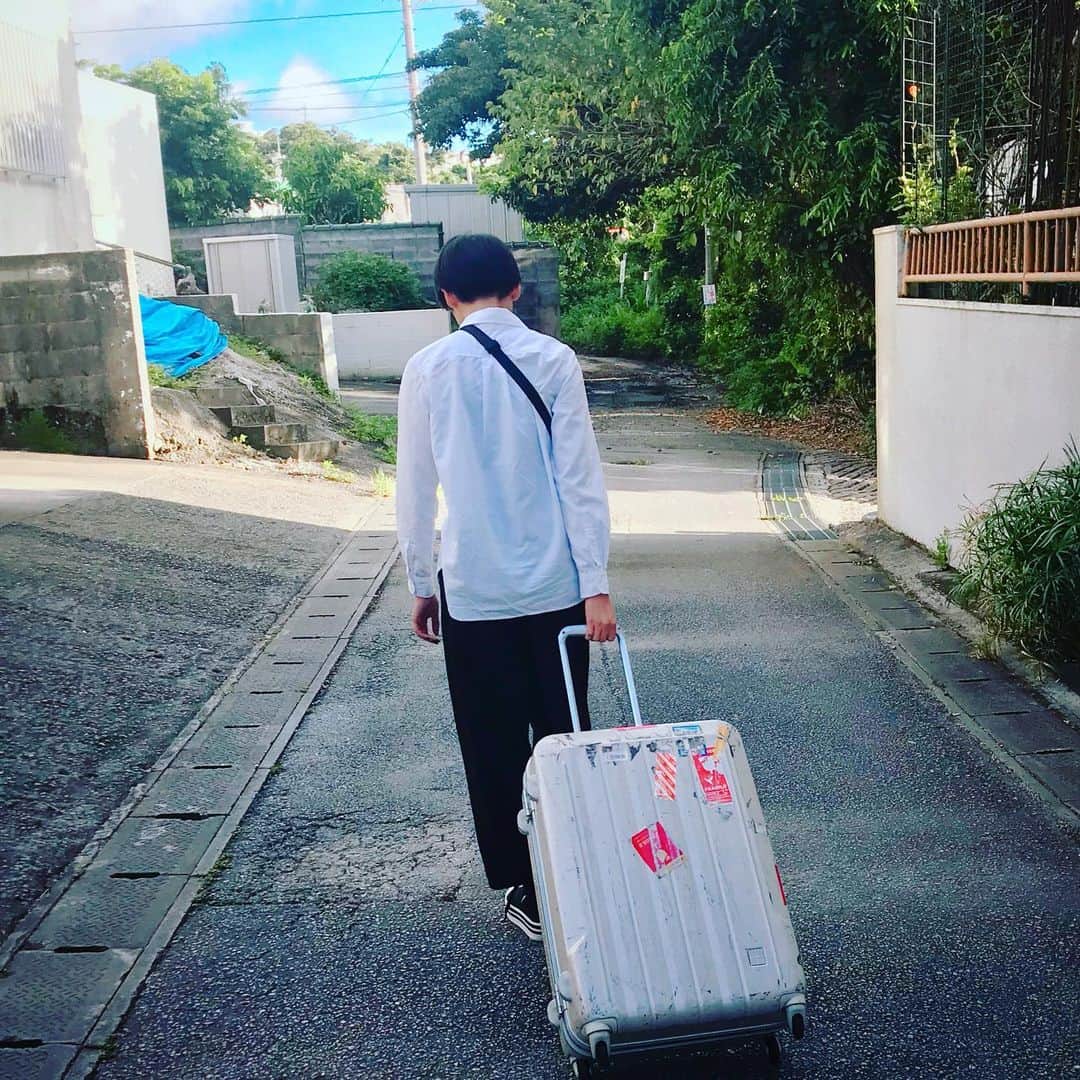 のインスタグラム：「愛する娘が どうしても観たいライブが あるという事で友達と2人で福岡へ 小旅行へ。。 泊まりや拠点は友人家族の家なので安心ですが、高1だしまだ早いかなとか悩みましたが、沖縄に住んでると電車の乗り方も分からないままだし これも勉強だねと送り出しました。  でも、お父さんは物凄く心配だし 寂しい。。 楽しんでおいで。  #お父さんは心配症」