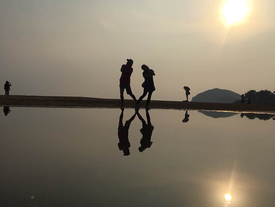 キャンヒロユキさんのインスタグラム写真 - (キャンヒロユキInstagram)「おはようございます。 昨日から神戸経由で四国・香川入り。 日本のウユニ塩湖と呼ばれる父母ヶ浜に来ました。 夕方、潮が引いて波のたたない短い時間だけ撮影できる面白い写真が撮れました。  今日は今からうどん屋巡りです^_^」7月29日 7時41分 - kiyancan