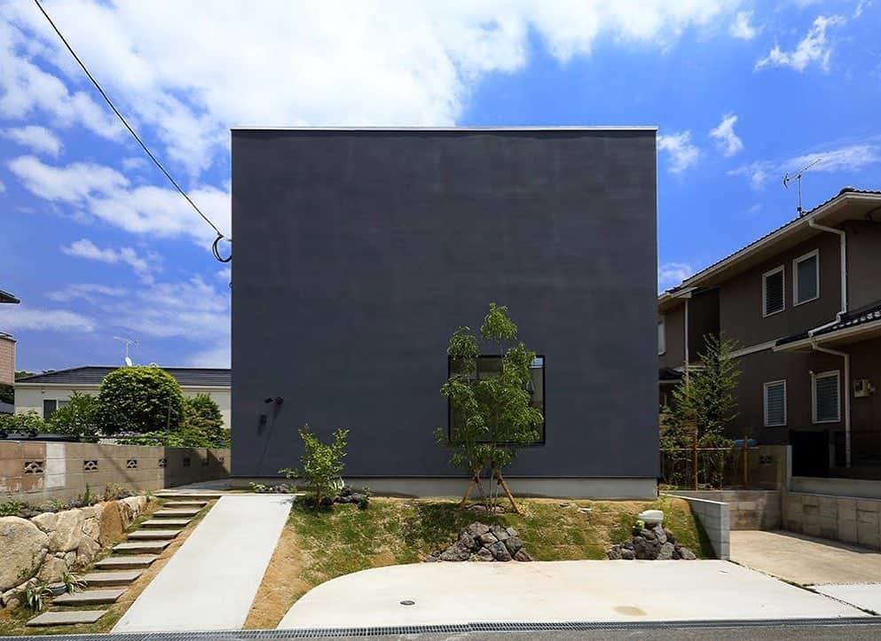 ナガタ建設さんのインスタグラム写真 - (ナガタ建設Instagram)「大野城市の 『GREEN HOUSE』 シンプルなBOX型の外観  #ファサード #アプローチ  #外構デザイン ・ ｰｰｰｰｰｰｰｰｰｰｰｰｰｰｰｰｰｰｰｰｰｰｰｰｰｰｰｰｰｰ #外観  #リビング  #キッチン  #施工事例  他の写真はこちら...☞@nagatanoie ｰｰｰｰｰｰｰｰｰｰｰｰｰｰｰｰｰｰｰｰｰｰｰｰｰｰｰｰｰｰ ・ #ナガタ建設 は#福岡 県#太宰府 市にて70年前に製材所から始めた#工務店 です🏠 ・ 『 #ながたのいえ 』 ・ #暮らし から#デザイン する#家づくり を提案する私たちの家は ・ 『太宰府でアナタらしさをきづく家』 をテーマに#新築 #注文住宅 #マイホーム をお客様と一緒に作ります😆 ・ #無垢 材や#自然素材 をふんだんに使用した香り豊かな#木の家 や ・ #カフェ風 の#インテリア や #ナチュラルインテリア に囲まれた #かっこいい家 #おしゃれな家 で #暮らしを楽しむ こと、自分たちだけの#シンプルライフ を過ごしたいとお考えの方は、是非ともご相談ください😊一緒に理想の休日を実現させましょう！！ ・ ※ナガタ建設では、メンテナンスのことも考慮し、施工エリアを太宰府市の本社から車で30分圏内と限定させて頂いておりますm(__)m 施工エリア外のお客様については、個別対応となりますので、ご相談下さい。 ・ #福岡注文住宅 #丁寧な暮らし」7月29日 7時59分 - nagatanoie