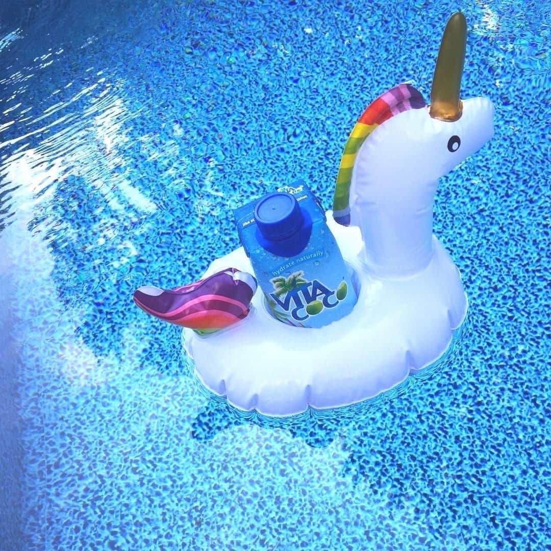 Vita Coco Coconut Waterのインスタグラム：「If you need us we'll be floating in the pool」