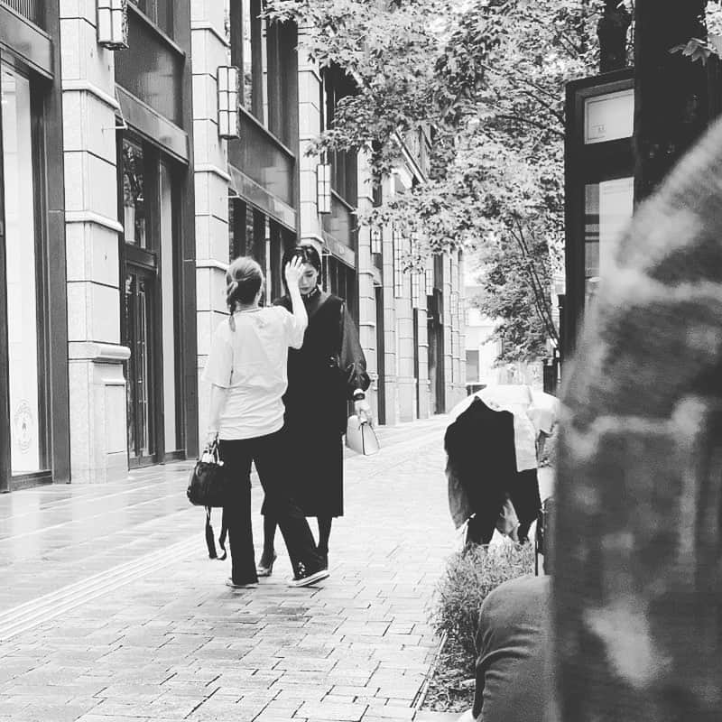 EDIST. CLOSET さんのインスタグラム写真 - (EDIST. CLOSET Instagram)「﻿ 新作撮影風景📸✨ ﻿ ﻿ 秋の新作第1弾の撮影スタート！ ﻿ ﻿ 秋シーズンもお仕事服から休日カジュアルまで展開していきます！﻿ ﻿ サイトアップ前にSNSやブログで順次ご紹介していきますので、✅してくださいね！﻿ ﻿ ﻿ ﻿ ﻿ ﻿ ﻿ ﻿ ﻿ ﻿ #shooting #ロケ撮影﻿ #撮影 #edistcloset #秋の新作 #秋コーデ﻿ #秋服 #秋服コーデ #エディストクローゼット#エディクロ#エディクロ好きな人と繋がりたい#ファッションレンタル#着回し#オフィスコーデ #通勤コーデ#通勤服#お仕事コーデ#オフィスカジュアル#オフィスコーデ#体型カバー #シンプルコーデ #おしゃれさんと繋がりたい#OLコーデ #シンプルコーデ#アラフォーママコーデ#アラサーコーデ#アラフォーママ #アラサーママ」7月29日 8時03分 - edist.closet