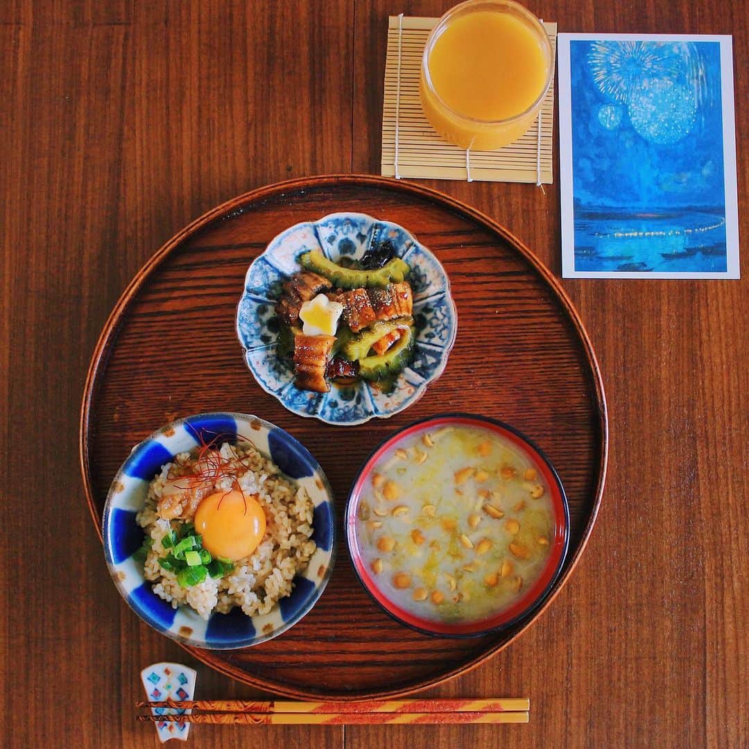 Kaori from Japanese Kitchenさんのインスタグラム写真 - (Kaori from Japanese KitchenInstagram)「2019.7.29 Mon 久々の卵かけご飯。 ＊＊＊ Good morning! Today’s Japanese breakfast:Brown rice w/ egg yolk, green onion and sweet miso, miso soup, grilled eel w/ sliced gourd, and sparkling saji drink. ・ おはようございます。 沖縄で買ってきた油みそで卵かけご飯。 島らっきょう入りでシャキシャキ食感◎ 卵かけご飯にやちむんの青が映える。 ご飯は玄米です。玄米を食べている時の方が 圧倒的に肌の調子が良い！ 身体に合ってるのかな。 うなゴーヤはうなぎと茹でたゴーヤを うなぎのタレと山椒で和えただけの簡単レシピ。 てなわけで今日の走り書きはうなぎです。 ごちそうさまでした。 ・ 📝薬膳走り書き📝 うなぎ:うなぎの旬は冬。 体の余分な湿を取り除く効能がある。 滋養強壮、目の疲れに◎。 脂質が多いので胃が疲れている人は控えめに。 ・ 【おしながき】 油みそ、ねぎ、糸唐辛子の玄米卵かけご飯 あおさとなめこのお味噌汁 うなゴーヤ スパークリング #豊潤サジー ・ 沖縄の数日間で蚊に2箇所やられて終わったかと思いきや、昨日外に出て10分で3箇所刺されました。 ビルしかない東京なのになんで？笑 今年はどこの花火大会へ行こうかなと考えている今日この頃。この絵葉書は岐阜県長良川の風景です。脈絡なくてすみません。 今週もよろしくお願いします☺︎ ・ #japanesefood #washoku #breakfast #おうちごはんlover #朝ごはん #おうちごはん #早餐 #아침밥 #薬膳 #うつわ #フーディーテーブル #和食器 #一汁一菜 #comidajaponesa #松浦コータロー #やちむん #鳥山高史」7月29日 8時03分 - coco_kontasu