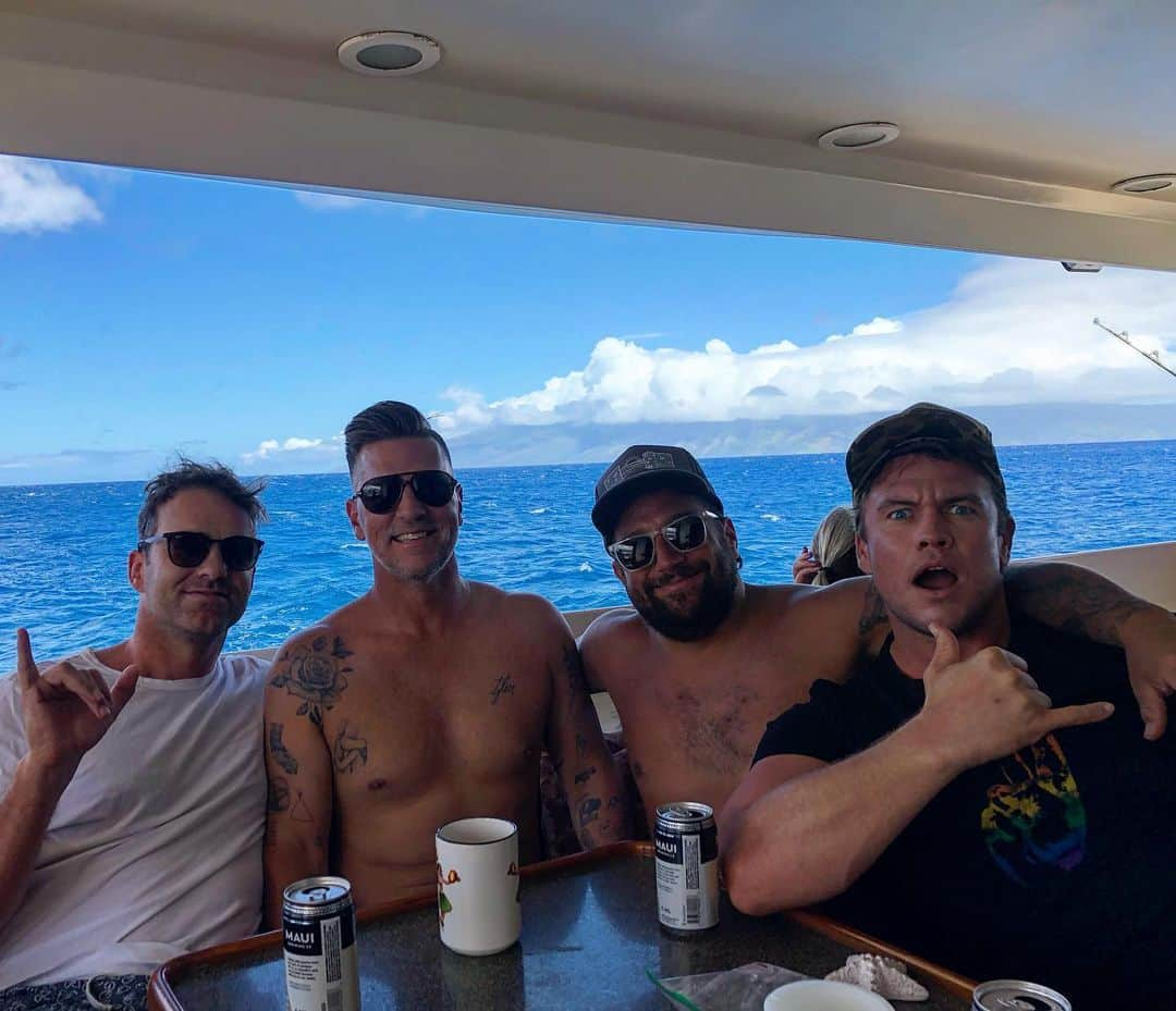 ルーク・ヘムズワースさんのインスタグラム写真 - (ルーク・ヘムズワースInstagram)「Mahalo Maui! And mahalo to @erichaskell @mattseashols @timmykeenan my finger hurts from throwing so many shakas. And also from shutting it in the car door」7月29日 8時23分 - hemsworthluke