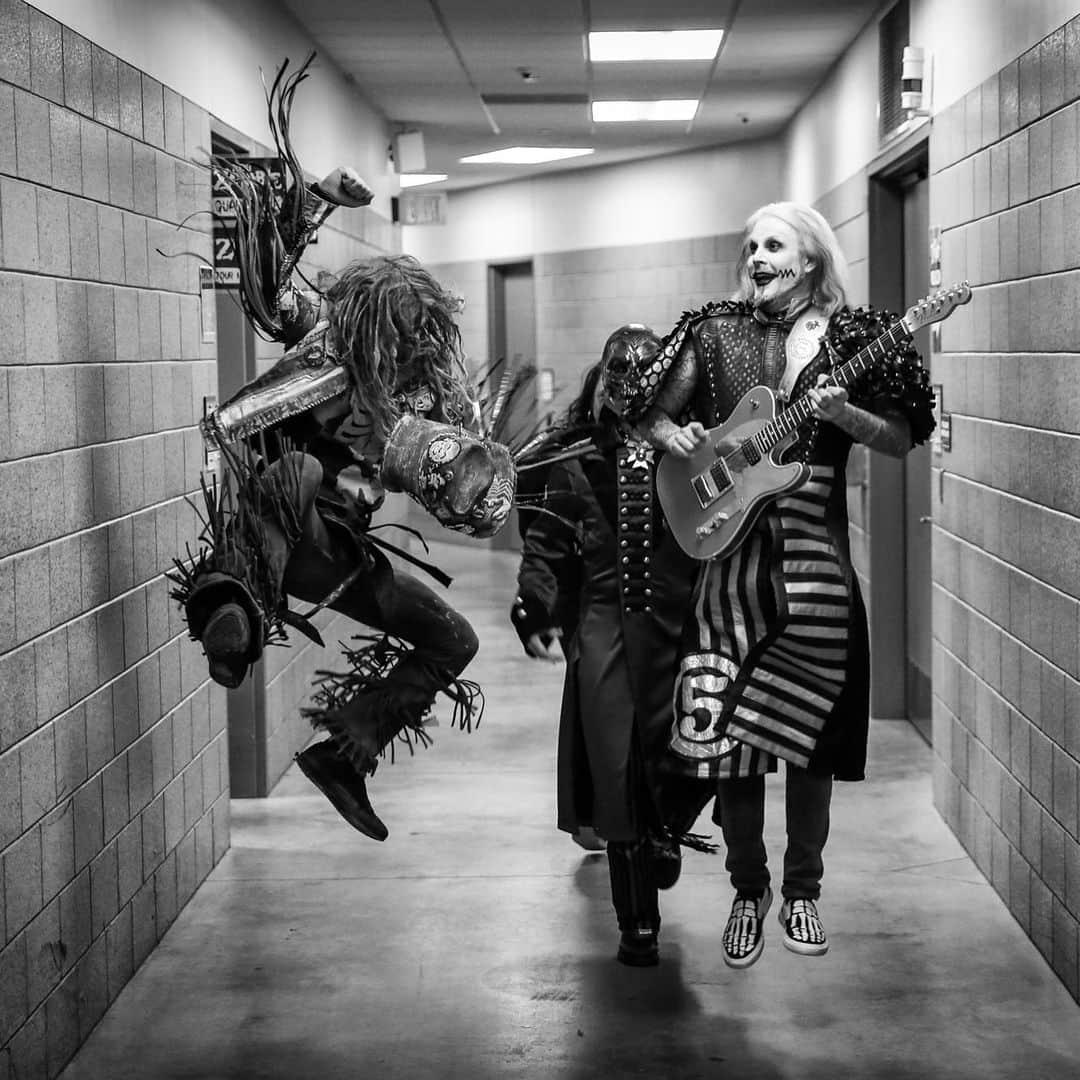 ロブ・ゾンビのインスタグラム：「Sometimes we defy gravity on our way to the stage! #robzombie #johnfive #piggyd #robfennphotography」
