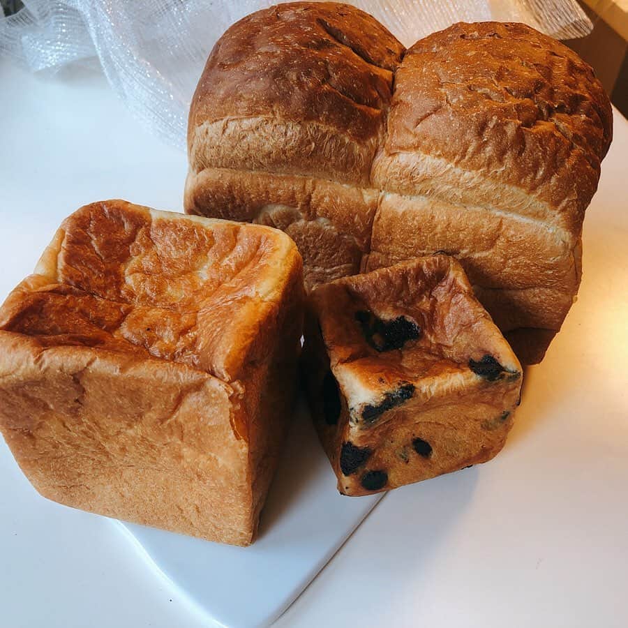 里井真由美さんのインスタグラム写真 - (里井真由美Instagram)「大好きな厚切りトースト♪💓 食パンは @sirotoiroiro シロトイロイロ さんの「ムー」。 バターはボルディエ😊❤️ ・ ・ 「ムー」は、お店でもバタートーストとして人気。買って帰る事もできます。チョコ入りのムー食パンも大好きー♪ 食パンは角食パン🍞🥪が好み♪ ・ ・  #shirotoiroiro #食パン#ムー#代官山#バタートースト#朝ごパン#里井真由美#パン#1級フードアナリスト里井真由美 #厚切りトースト#角食パン#角食パンが好き」7月29日 8時41分 - mayumi.satoi