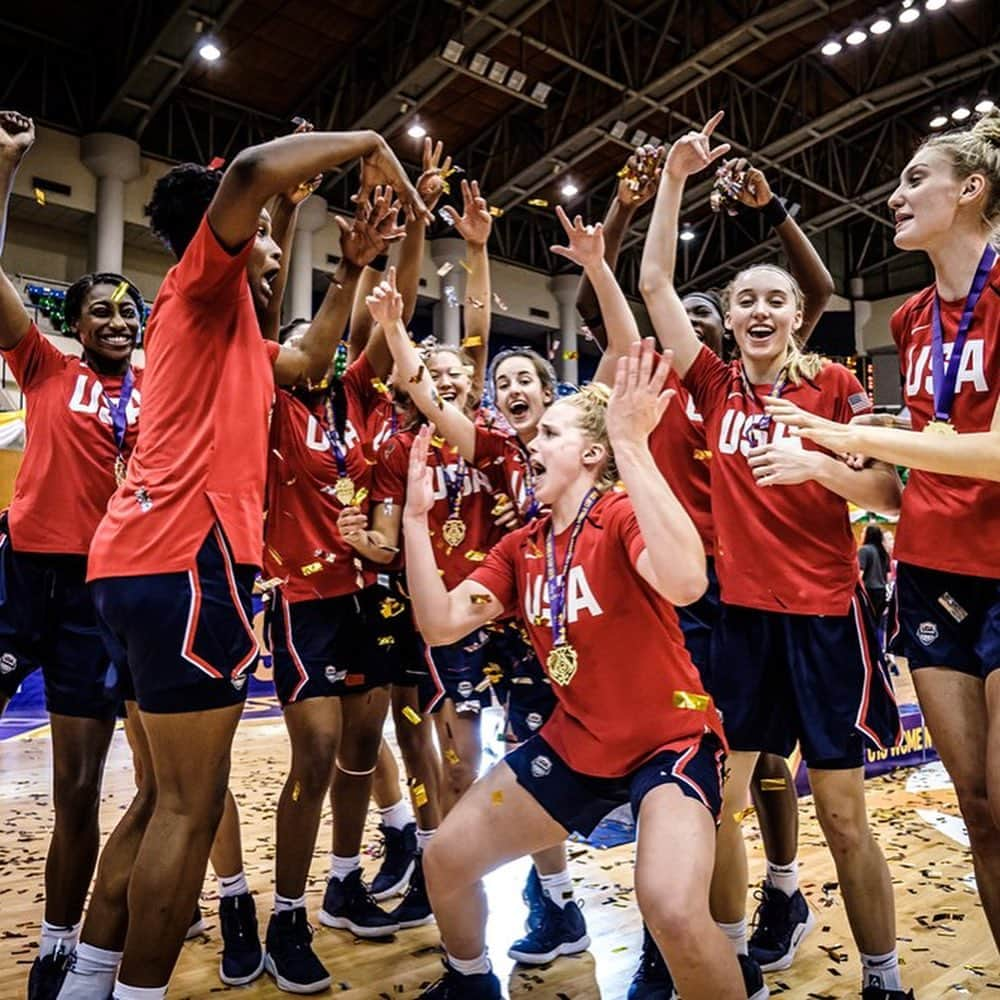 USA Basketballさんのインスタグラム写真 - (USA BasketballInstagram)「These Gold Habits run deep! Congrats to the USA Women’s U19 World Cup Team, #FIBAU19 champs!」7月29日 8時37分 - usabasketball