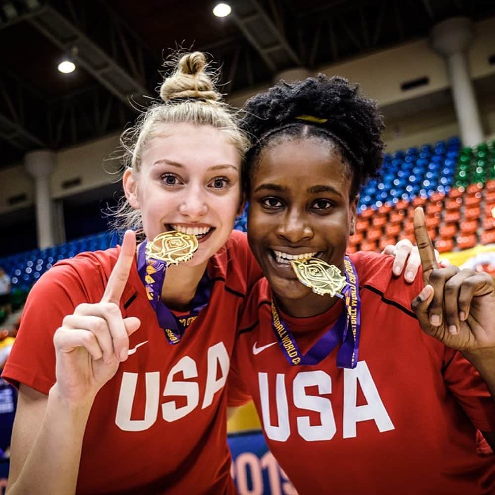 USA Basketballさんのインスタグラム写真 - (USA BasketballInstagram)「These Gold Habits run deep! Congrats to the USA Women’s U19 World Cup Team, #FIBAU19 champs!」7月29日 8時37分 - usabasketball