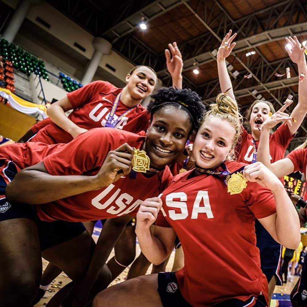 USA Basketballさんのインスタグラム写真 - (USA BasketballInstagram)「These Gold Habits run deep! Congrats to the USA Women’s U19 World Cup Team, #FIBAU19 champs!」7月29日 8時37分 - usabasketball