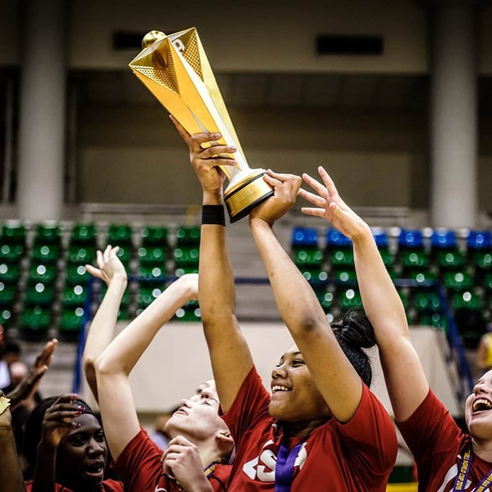 USA Basketballさんのインスタグラム写真 - (USA BasketballInstagram)「These Gold Habits run deep! Congrats to the USA Women’s U19 World Cup Team, #FIBAU19 champs!」7月29日 8時37分 - usabasketball