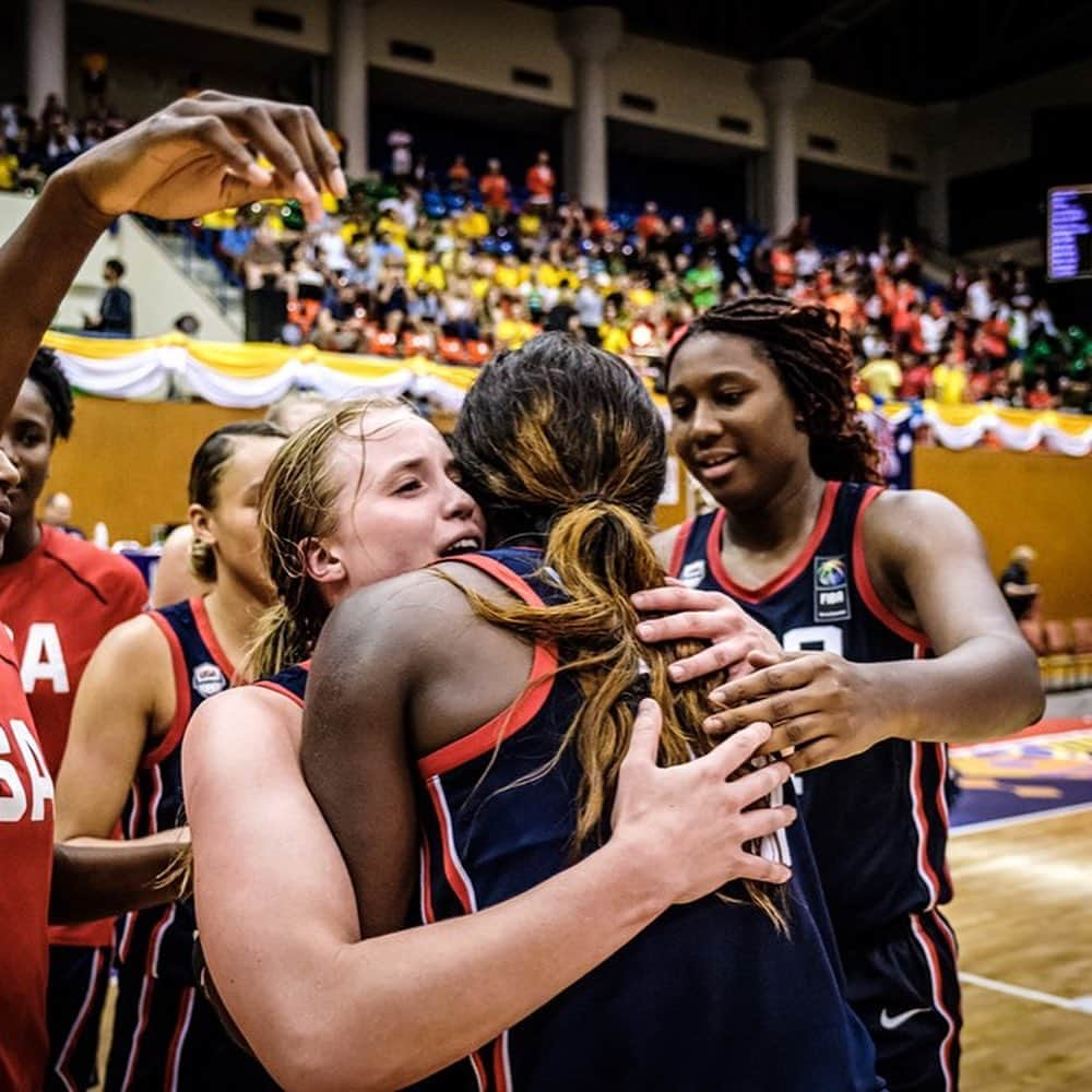 USA Basketballさんのインスタグラム写真 - (USA BasketballInstagram)「These Gold Habits run deep! Congrats to the USA Women’s U19 World Cup Team, #FIBAU19 champs!」7月29日 8時37分 - usabasketball