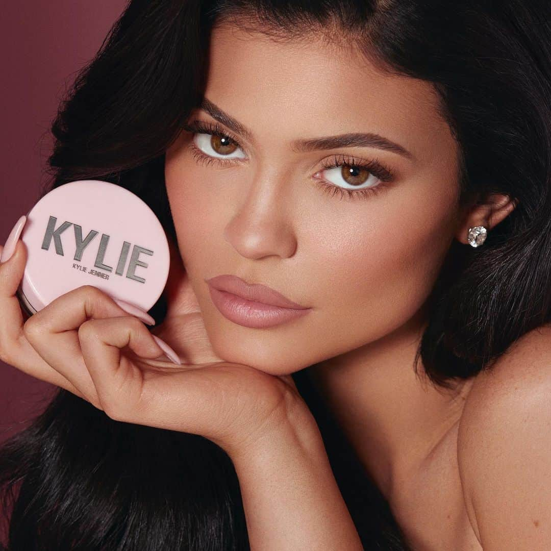 クリス・ジェンナーさんのインスタグラム写真 - (クリス・ジェンナーInstagram)「Kylie’s @kyliecosmetics concealers and setting powders are now available in all @ultabeauty stores nationwide!! #proudmama #ultabeauty @kyliejenner」7月29日 8時51分 - krisjenner