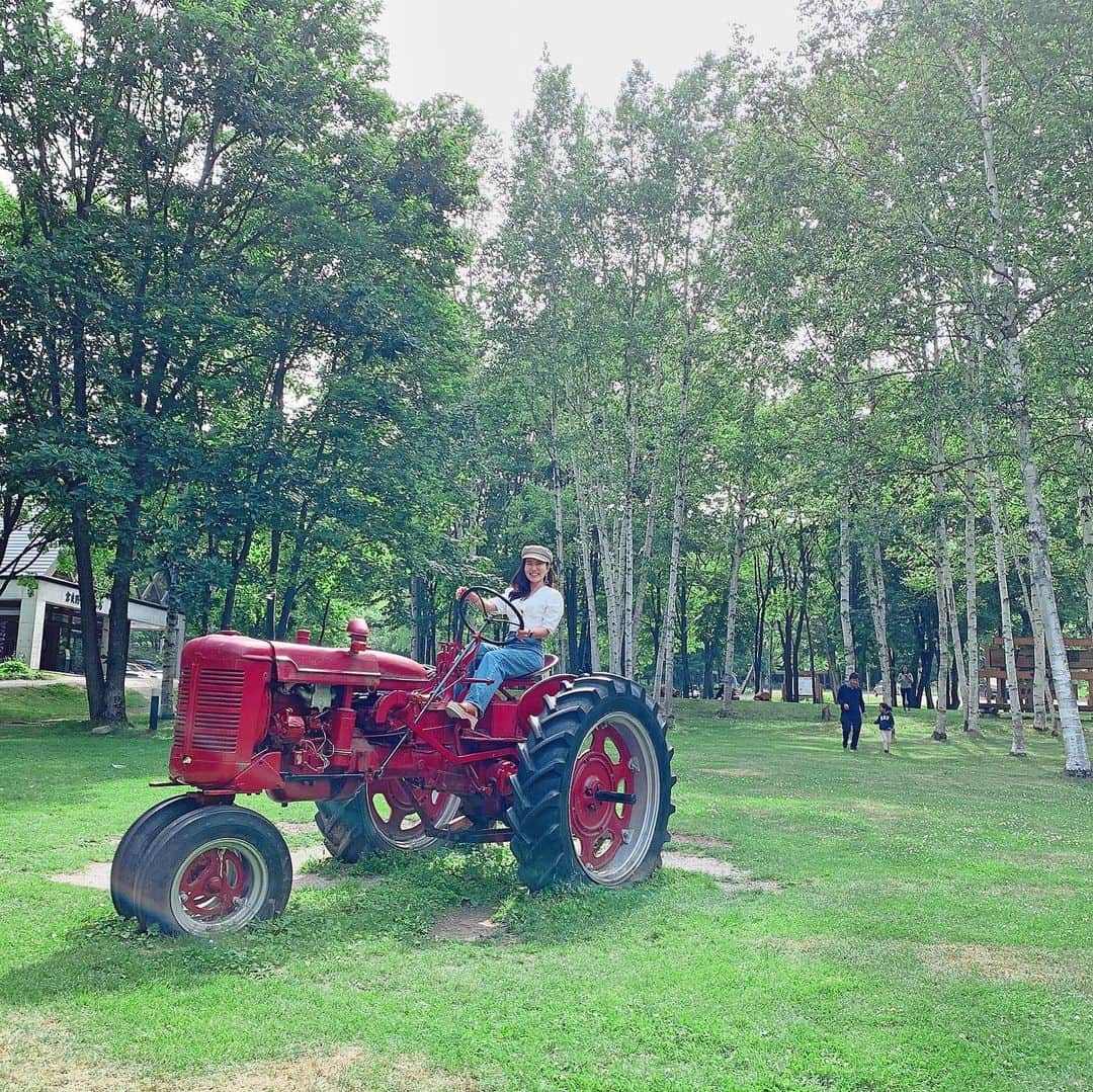 長嶺菜菜子さんのインスタグラム写真 - (長嶺菜菜子Instagram)「✈︎北海道観光  めっちゃ北海道感🎪🤹🏽‍♀️﻿ ﻿ ﻿ 富良野チーズ工房🧀にある乗り物に乗ってみた←なんて言うか教えて🙋‍♀️﻿ ﻿ ﻿ 夏の北海道﻿ 気候も天気も最高すぎ(♡︎ˊ艸ˋ♡︎)﻿ ﻿ ﻿ ﻿ そして今回﻿ キュン旅北海道のweb特設ページで私の北海道の旅行が紹介されてるよーヾ(*･∀︎･*)ﾉﾞ﻿ @kyuntabi.hkd ﻿ ﻿ キュン旅北海道は﻿ フリーペーパーだから﻿ 見かけたらみてみてー😚🙌﻿ ﻿ ﻿ 私はフリーペーパーではなくて﻿ web版に乗ってますヾ(*･∀︎･*)ﾉﾞ﻿ ﻿ ﻿ ★------------------------------------------------☆﻿ 【富良野チーズ工房】﻿ 住所◇北海道富良野市中五区﻿ 電話◇0167-23-1156﻿ 営業時間﻿ ◇4月1日 ～ 10月31日 AM9：00 ～ PM5：00﻿ ◇11月1日 ～　3月31日 AM9：00 ～ PM4：00﻿ （ピッツア工房の営業時間はAM10:30～PM4:00）﻿ 定休日◇無休（年末年始は12/31～1/3が閉館日）﻿ 入館料◇無料﻿ 駐車場◇無料（駐車場完備/120台）﻿ ★------------------------------------------------☆﻿ #沖縄人 #うちなんちゅ﻿ #旅好き #旅行好き﻿ #女子旅 #北海道 #富良野市 #美瑛町 ﻿ #富良野観光 #富良野観光スポット ﻿ #富良野チーズ工房﻿ #北海道撮影スポット﻿ #北海道旅行 #観光 #北海道観光﻿ #キュン旅北海道 #goodday北海道 #ボヤジンフォトコン秋2019 #旅なな」7月29日 8時52分 - na7co0422