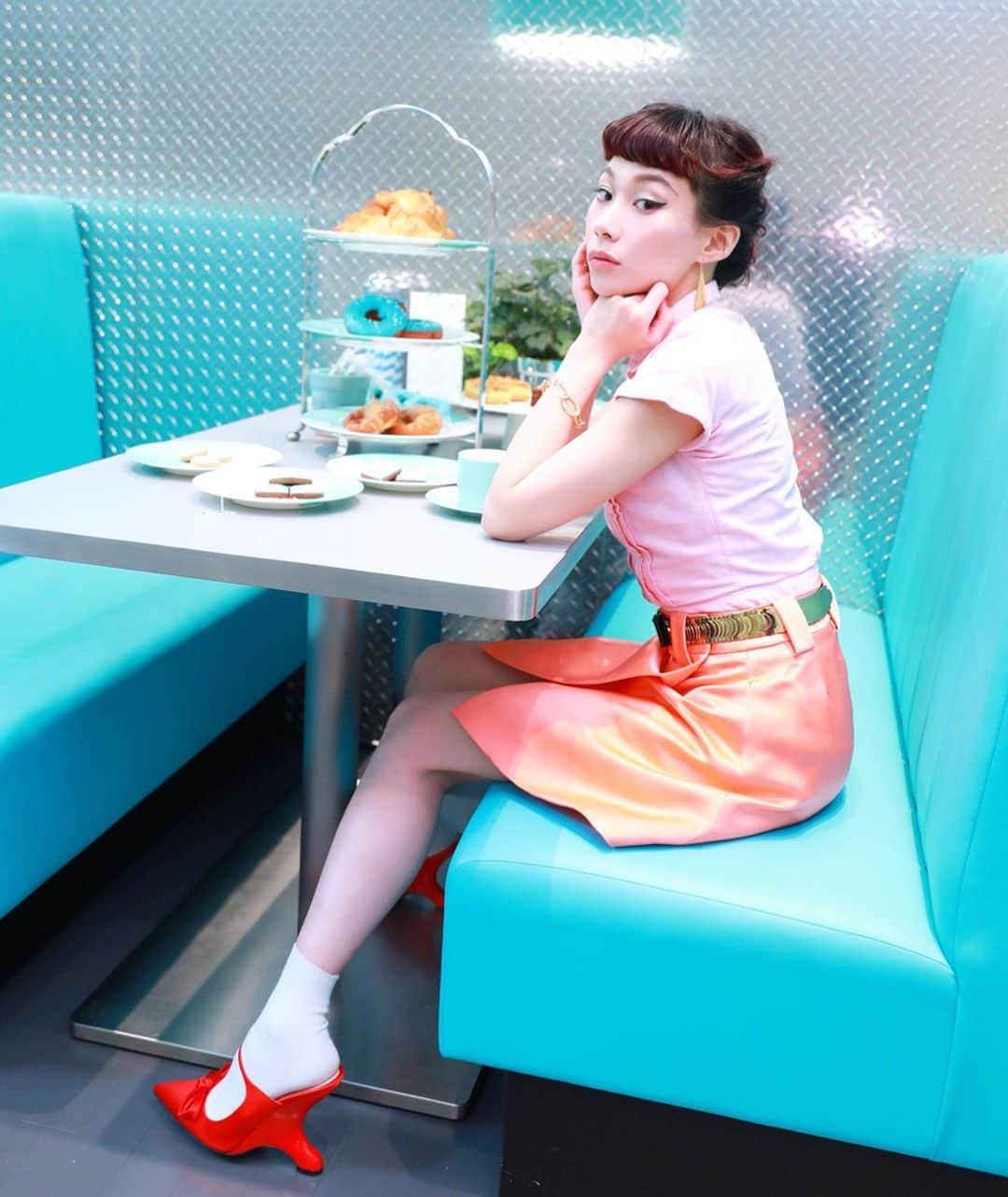 のインスタグラム：「. Breakfast at Tiffany’s🥐🍩☕️ ティファニーで朝食を🥐☕️🍩 してきました！😉 こういうテーマだったから髪はオードリーヘップバーン風にしてもらいました☺️ 素敵な朝食を取ると、1日がとっても楽しく始められて幸せな気分でした💙💖皆様も是非！！ Hair by @kogure_tomohiro  #ElsaPeretti  #TiffanyxCatStreet  @tiffanyandco」