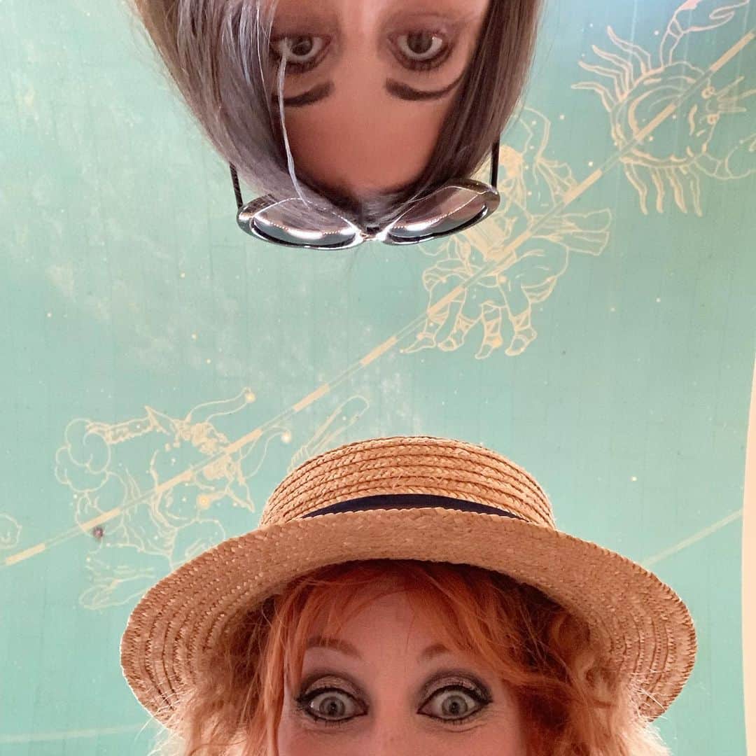 ボニー・モーガンのインスタグラム：「Running amok @grandcentralstationnyc with my sister Molly, our heads in the stars #adventuresofbendybonnie #nycadventures #morgansisters #grandcentralstation #shenanigans #amokamokamok #mysistermolly #themollymorgan #bendybonnie」