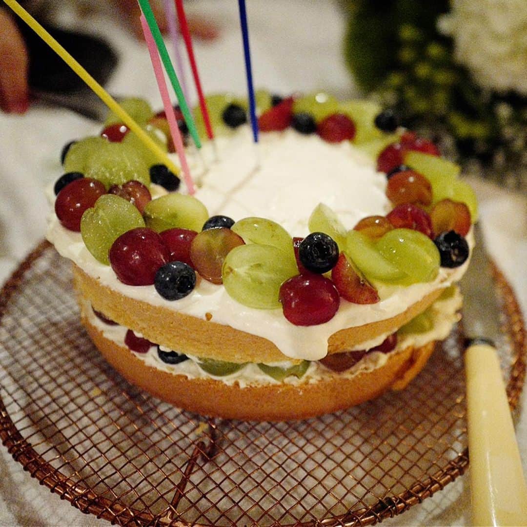 安田美沙子さんのインスタグラム写真 - (安田美沙子Instagram)「先日は、パパのバースデー❤️ パパが、息子がおいしいもの食べれる日にしたいということでロイヤルホストに行きました。 ハチさんのパンケーキに大喜び😊❤️エプロンやおもちゃも貰えて、子供に優しい😭 おうちに帰ったら、サプライズでケーキ🎂苺がなかったので、ぶどうのショートケーキを作りました❤️お手伝いもしてもらいました✨ 家族で過ごす平和な誕生日🎂 パパおめでとう🍇 . . . #instagood  #birthday #papa #congratulations  #royalhost」7月29日 9時02分 - yasuda_misako