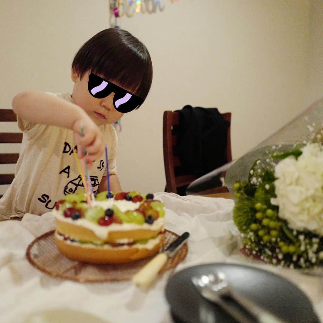 のインスタグラム：「先日は、パパのバースデー❤️ パパが、息子がおいしいもの食べれる日にしたいということでロイヤルホストに行きました。 ハチさんのパンケーキに大喜び😊❤️エプロンやおもちゃも貰えて、子供に優しい😭 おうちに帰ったら、サプライズでケーキ🎂苺がなかったので、ぶどうのショートケーキを作りました❤️お手伝いもしてもらいました✨ 家族で過ごす平和な誕生日🎂 パパおめでとう🍇 . . . #instagood  #birthday #papa #congratulations  #royalhost」