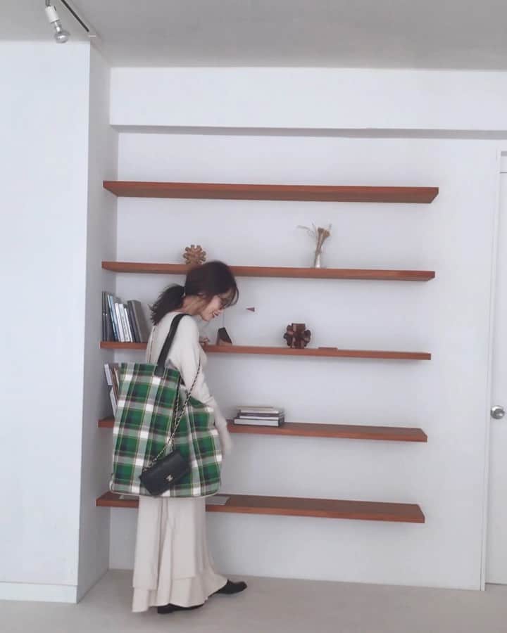 近藤千尋のインスタグラム：「もうすぐ7月が終わるなんて…🌻 長い長い夏休みが始まりますね😙 もぅ夏休み入ってる人が多いのかな？☀️ 今日は帰ったらかき氷作ろう🍧笑 大好きな練乳かけ過ぎないようしなきゃ。。☺️ #撮影中に娘が気になって #笑ってしまうところ 👧」