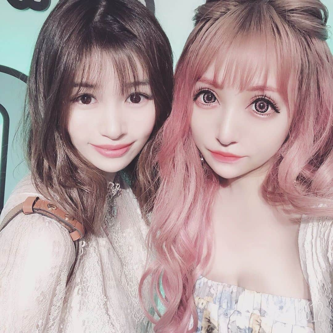 清水彩子さんのインスタグラム写真 - (清水彩子Instagram)「りなちゃんとTiffany cafeに行って来ました❤️ 店内とっても可愛いかったぁ🥺❤️ りなちゃんと話してるとあっという間に時間が経つ🕐 こうゆう時間を大事にしたいなって思う🌟今日も楽しかったぁ❤️ #それにしても... #アプリでもはや私だけ別人w #tiffanycafe #ティファニーカフェ  #インスタ映え #インスタ映えカフェ #東京#🗼 #キャットストリート」7月29日 9時10分 - ayakosugar