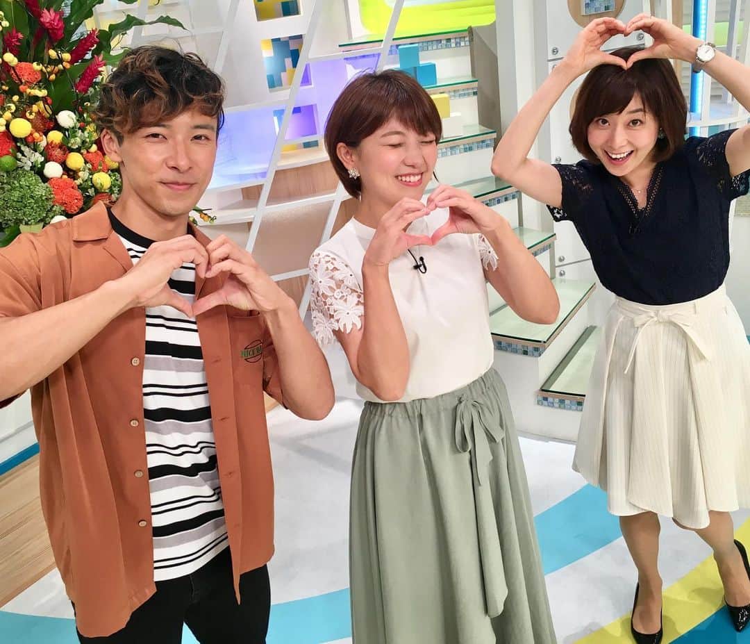 のインスタグラム：「今朝の特集は 木村カエラさんを 優ちゃんが糸島でおもてなし🏄‍♀️🏝 糸島の夏限定のホットドッグ店や、大量のいちごが綺麗に積み重なったパフェをご紹介しました🍓  気さくで飾らず、とても優しい木村カエラさん。ロケの最後、「一番気になったのは優ちゃんの腕にあるハート形のほくろが可愛いこと」とおっしゃってくれて 優ちゃん感激のあまり号泣〜〜😭😭😭 思わぬ展開に スタジオ爆笑でしたが🤣 木村カエラさんのあまりの優しさに 緊張の糸が途切れて涙が出ちゃったんだそう。 優ちゃん良かったね❤️ 衣装  財津アナ、優ちゃん #swingle  財津アナ アクセサリー #anemone 岡くん 上 #righton」