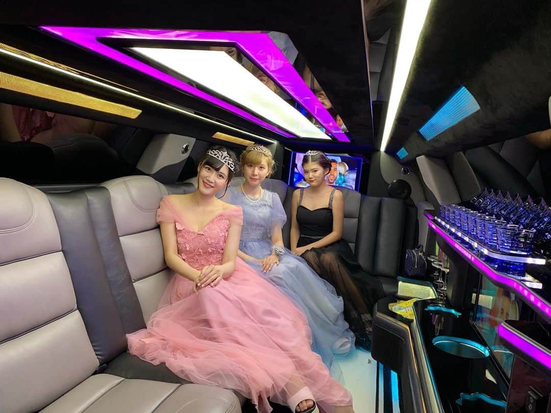 のインスタグラム：「リムジン姉妹会のお姫様ごっこ、またしたい💖 さて、お仕事行ってきます(* >ω<） 早起き頑張った、、 * #starlimousine #スターリムジン #リムジン #リムジン女子会 #リムジンパーティー #スターリムジン」