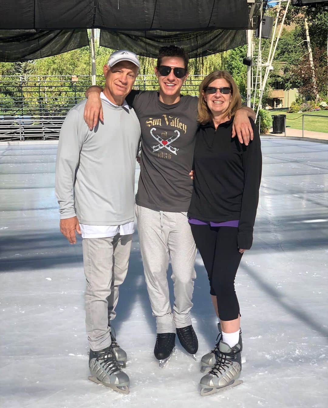 ジェイソン・ブラウンのインスタグラム：「‪No place in the world quite like this one! #SunValley #Idaho #SunValleyOnIce ☀️❤️📸‬」