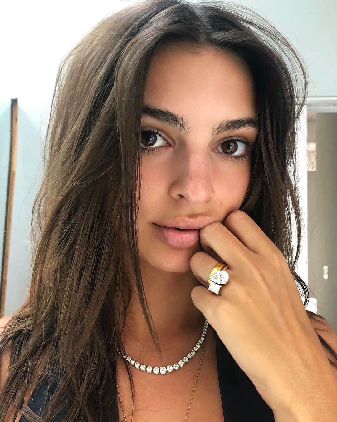 WHO WHAT WEARさんのインスタグラム写真 - (WHO WHAT WEARInstagram)「Get ready to feast your eyes on some seriously OTT diamonds. Tap our link for the most extravagant celebrity engagement rings of 2019—so far.  photo: @emrata」7月29日 9時25分 - whowhatwear