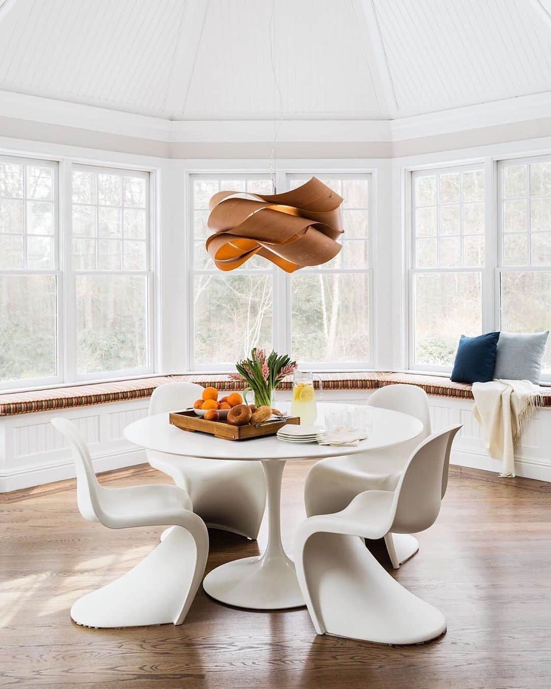 MT DOMAINEさんのインスタグラム写真 - (MT DOMAINEInstagram)「The modern dining room of our dreams. | photo @joyellewest | design @lisamiaointeriors | styling @courtney_goodrich」7月29日 9時28分 - mydomaine