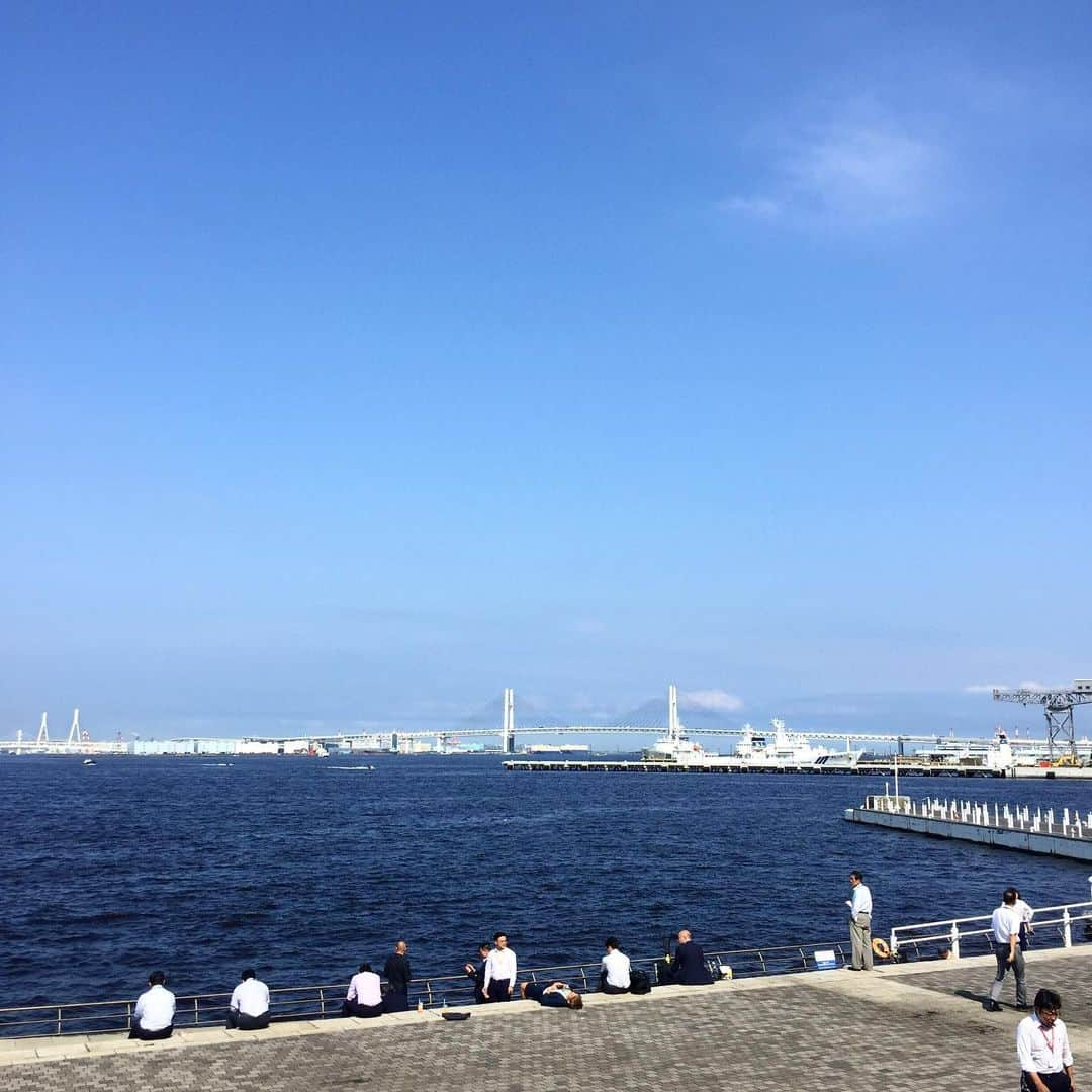 SH-Spaceさんのインスタグラム写真 - (SH-SpaceInstagram)「横浜、ベイブリッジが遠くに見えます！ 綺麗ですね！波 #波乗り  ##ガレージのある生活 #サーフィンライフ #マイホーム #新築 #インテリア #住宅#interior #家 #建築 #工務店 #家づくり #house #マイホーム計画 #myhome #海 #architecture#一戸建て #サーファーズハウス #暮らし #自由設計 #施工事例 #設計 #住まい #大潮 #西海岸スタイル #カリフォルニアスタイル  #横浜」7月29日 9時28分 - sh_space.home