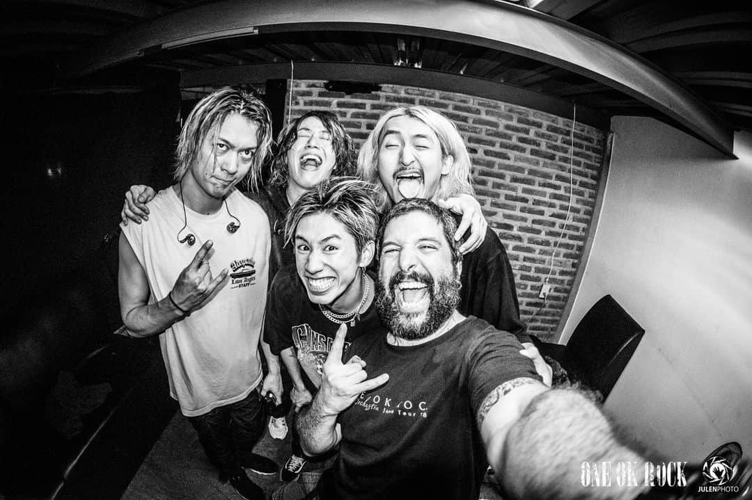 Julen Esteban-Pretelのインスタグラム：「@oneokrockofficial’s México tour is over 😢  It has been a lot of fun shooting ONE OK ROCK in this great place.  Thanks to @10969taka @toru_10969 @ryota_0809 @tomo_10969 for having me... it is always such a pleasure to tour with you guys 🤘  #TOURDREAMS #TheDreamContinues」