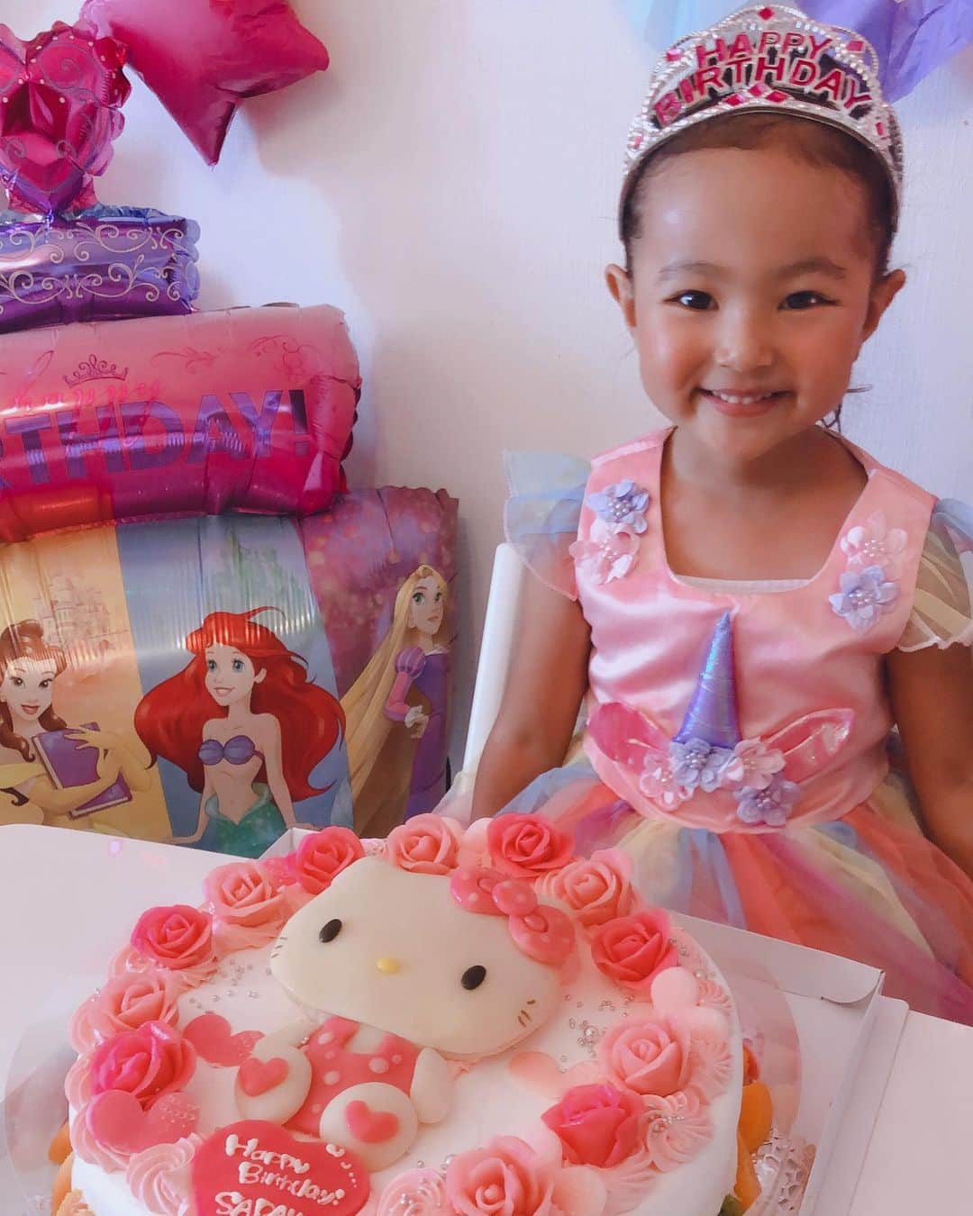 のインスタグラム：「HAPPY BIRTHDAY SARAH🎂㊗️次女のサラが4歳を迎えました😆本当にあっという間✨なんて可愛いんだろう🥰 #親バカ #SARAH #HAPPYBIRTHDAY #7月28日 #リリサラ」