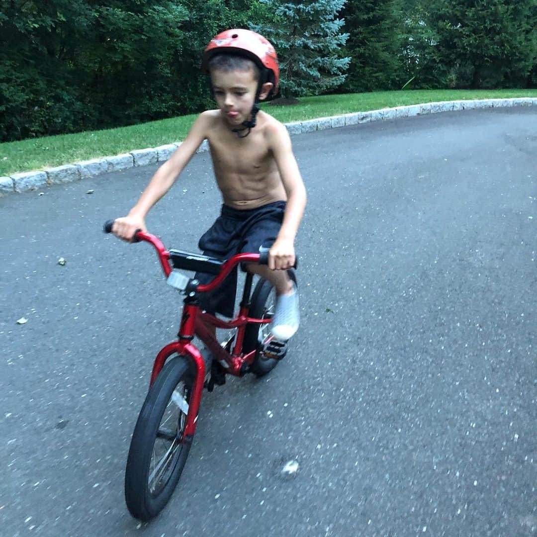 メリッサ・ジョーン・ハートさんのインスタグラム写真 - (メリッサ・ジョーン・ハートInstagram)「We have liftoff!! 4 summers we have tried to teach this kid to ride a bike and we finally succeeded. He just wasn’t interested before and didn’t care how many of his friends took off on 2 wheels. He would barely ride with training wheels so he never got the feel. These videos probably aren’t very exciting unless you know Tucker but his little “don’t you want to hug me” and the silly phrases “i want to be impressive” and determination are amazing to me! #ItsLikeRidingABike」7月29日 9時40分 - melissajoanhart