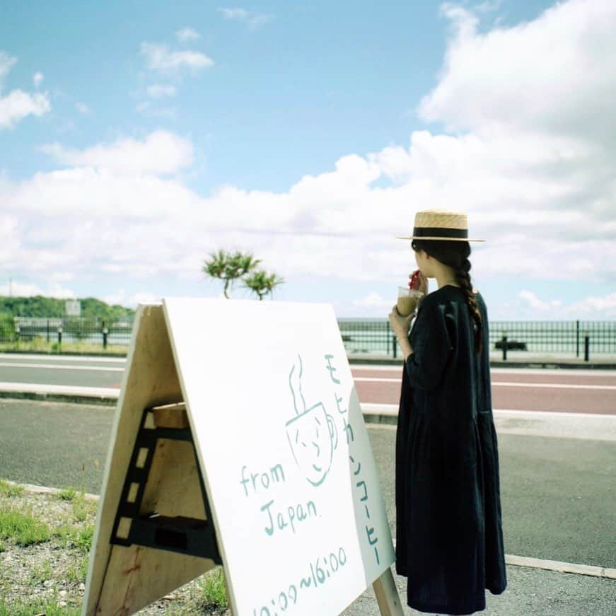 ゆうゆのインスタグラム：「2019.07.29﻿ ﻿ ﻿ ﻿﻿ gᵒᵒᒄ  ᔿᵒʳᐢⁱᐢg *⿻｡* . ﻿﻿ ﻿﻿ ﻿﻿ はー、夏の沖縄﻿ 暑いけど﻿ ﻿ ソラも海も好きだな。﻿ ﻿ アイスコーヒー持って出かけたいYO﻿ ﻿ ﻿﻿ ﻿﻿ _________________________________________________｡ஐஃ﻿﻿ ______________﻿﻿ ﻿﻿ ﻿ #pentax6x7  #バケペン﻿ #okinawa﻿ #沖縄案内2﻿ #モヒカンコーヒー﻿ #漢那ドライブイン」