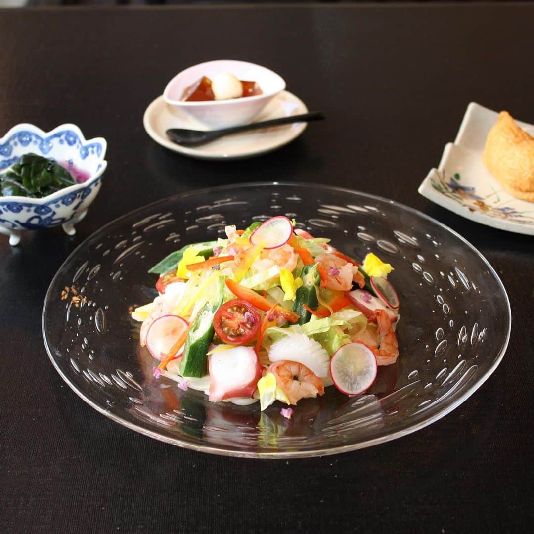 hotel nikko kanazawa ホテル日航金沢さんのインスタグラム写真 - (hotel nikko kanazawa ホテル日航金沢Instagram)「. 爽やかな味わい♪『和風サラダうどんランチ』 . 蒸し暑い日が続いていますが夏バテはされていませんか？🤔 . 6階『弁慶』では、平日限定"和風サラダうどんランチ"がこの夏登場中！ 富山の名産品氷見うどんに豆乳とお出汁で作られたスープ そして、いくらや海老などの海鮮、パプリカやレタスなどの野菜を使用し見た目も鮮やかで美味しい夏季限定サラダうどんです🌻 . 暑い夏も和風サラダうどんランチで元気に過ごしましょう♪ . . #ホテル日航金沢#弁慶#サラダうどん#ヘルシー#豆乳#海鮮#ヘルシーランチ#金沢ランチ#hotelnikkokanazawa#benkay#healthy#lunch#hotellunch#hotel #kanazawa#kanazawalunch」7月29日 9時44分 - hotelnikkokanazawa
