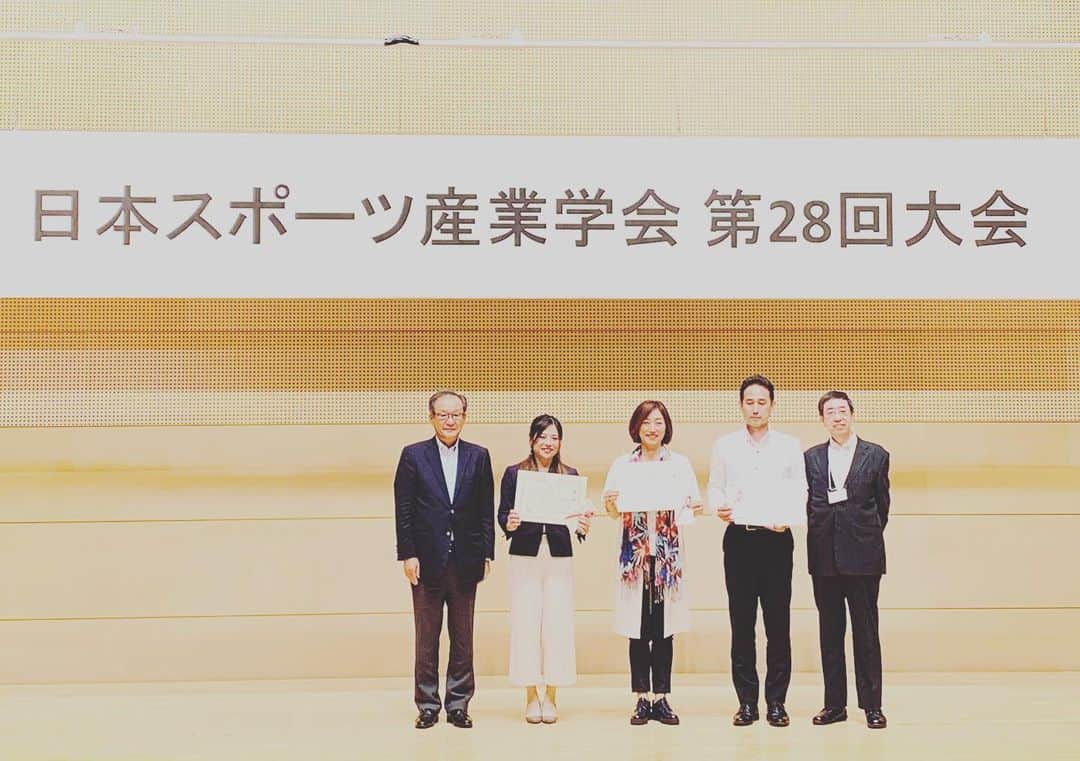 のインスタグラム：「嬉しいご報告です。。。😊 昨年、日本スポーツ産業学研究ジャーナルに掲載された原著論文「夏季冬季・男女の違いによる日本のオリンピック選手の競技引退理由の量的調査」で学会賞を頂きました。  このジャーナル、発行日が2018/10/1だったんですが。 ちょうど30年前の1988/10/1がソウル五輪で銅メダル頂いた日だったので。  五輪選手の引退理由の研究で30年後のこの日に掲載頂いたことは自分にとってはとても感慨深いものだということは以前に書いたと思います。  そして今回、その論文で受賞させて頂けたこと本当に嬉しく、論文執筆にあたり、採択いただくにあたり、さらに選考いただくにあたり、たくさんの皆様に関わりましたこと、本当にありがとうございます。  アシックス会長で学会長でいらっしゃる尾山会長から賞状を頂き、副賞10万円を頂戴する時、会長が「軽いですが」とおっしゃるので、「おお、重い！」というアホなリアクションをした52歳女子大生です。  引き続き良い論文を書いてくださいという最後のお言葉の重みを忘れず、まだまだ博論申請条件まで遠い自分。。。精進いたします。  改めて指導教官の神武先生、共同研究者の筒井先生、そして査読くださいました先生方、ご審議くださいました先生方。 本当にありがとうございます。 very happy to receive the 2019 best journal award from Japan society of sports industry at the annual conference last weekend. Thanks to all who supported me so much to get published the journal, “Quantitative research on Japanese Olympians’ causes of career termination depending on the differences between summer/winter and male/female”.」