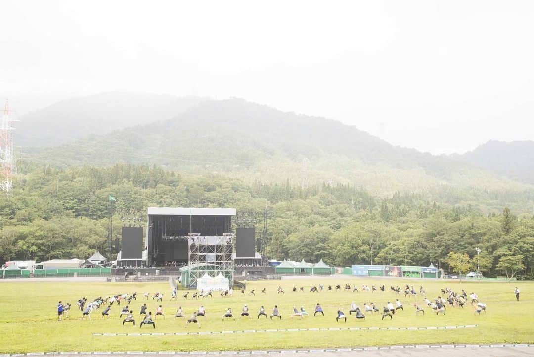 三原勇希さんのインスタグラム写真 - (三原勇希Instagram)「#フジロックラン DAY1🏃‍♀️ 今年もお手伝いしました。 4年目にして、みんなの念願だった会場内を走ることができた〜！ 初日の朝、まだ誰も使っていない場内を走って、お花を見つけたり、可愛いペイントやデコレーションを隅々まで見たり、あんなに遠いステージ間も走ればあっという間だったりで、新たなフジロックの楽しみ方が生まれた瞬間だった。 皆のテンションMAXでした💮爽快！！ 📷 @kentaro_hisadomi  #RUN姉ちゃん」7月29日 9時56分 - yuukimeehaa