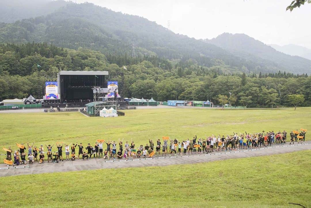 三原勇希さんのインスタグラム写真 - (三原勇希Instagram)「#フジロックラン DAY1🏃‍♀️ 今年もお手伝いしました。 4年目にして、みんなの念願だった会場内を走ることができた〜！ 初日の朝、まだ誰も使っていない場内を走って、お花を見つけたり、可愛いペイントやデコレーションを隅々まで見たり、あんなに遠いステージ間も走ればあっという間だったりで、新たなフジロックの楽しみ方が生まれた瞬間だった。 皆のテンションMAXでした💮爽快！！ 📷 @kentaro_hisadomi  #RUN姉ちゃん」7月29日 9時56分 - yuukimeehaa