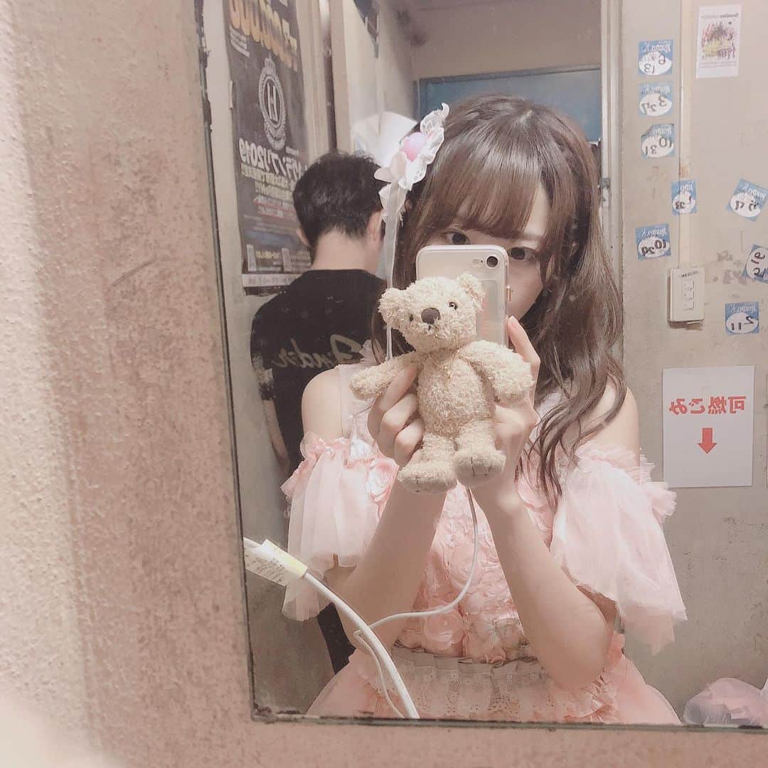 小桃音まいのインスタグラム：「. . iPhoneケース変えました🐻. 仲良しのスタッフさんにもらったよ〜❤︎. . . pray charmってゆうんだけど. くまちゃんが取り外しできて. いろんな色に付け替えられて. 便利だしかわよいお気に入り☺️💓. . . #praycharm #caseiphone #iphoneケース #くま #bear #アイフォンケース #teddybear #クマ #kawaii #fashion」