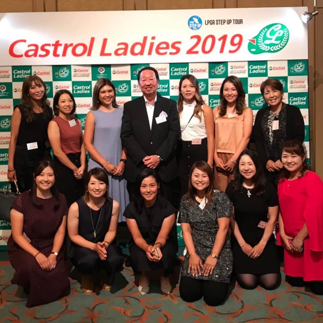 川満陽香理のインスタグラム：「今週のステップアップツアーは カストロールレディスです。 記念の10回大会だそうです‼️ 新商品の発表や、恒例の笑いに溢れた契約の女子プロ紹介もありました。 明日のプロアマ大会、そして翌日からの3日間のトーナメントが始まります✨ 契約プロの1人として、試合を盛り上げたい！という気持ちです。 頑張ります😊⤴︎⤴︎」