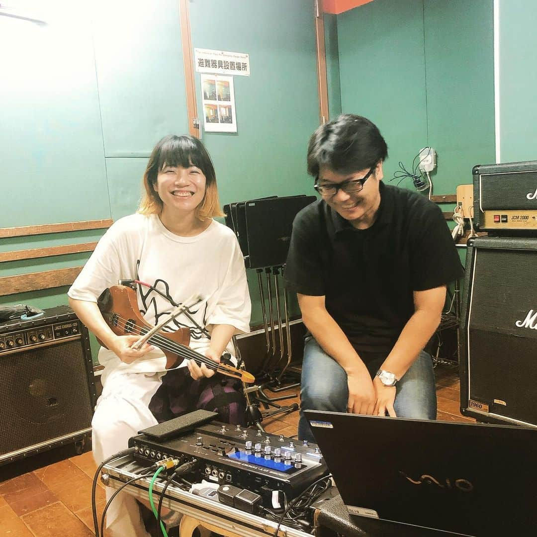 東出真緒さんのインスタグラム写真 - (東出真緒Instagram)「お勉強会🎻🎛 お世話になってます🙏🏻 . #boss #effector  #gt1000 #electricviolin」7月29日 20時50分 - mao_bigmama_vn