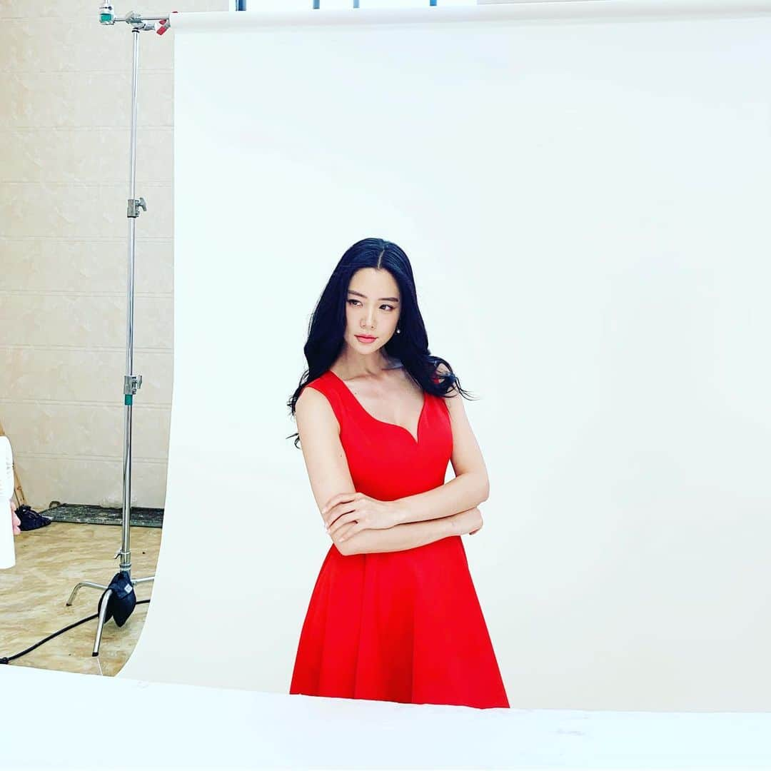 クララさんのインスタグラム写真 - (クララInstagram)「It was too hot without air conditioner. I depended on my small fan for 12hrs of shooting. #reddress」7月29日 20時52分 - actressclara