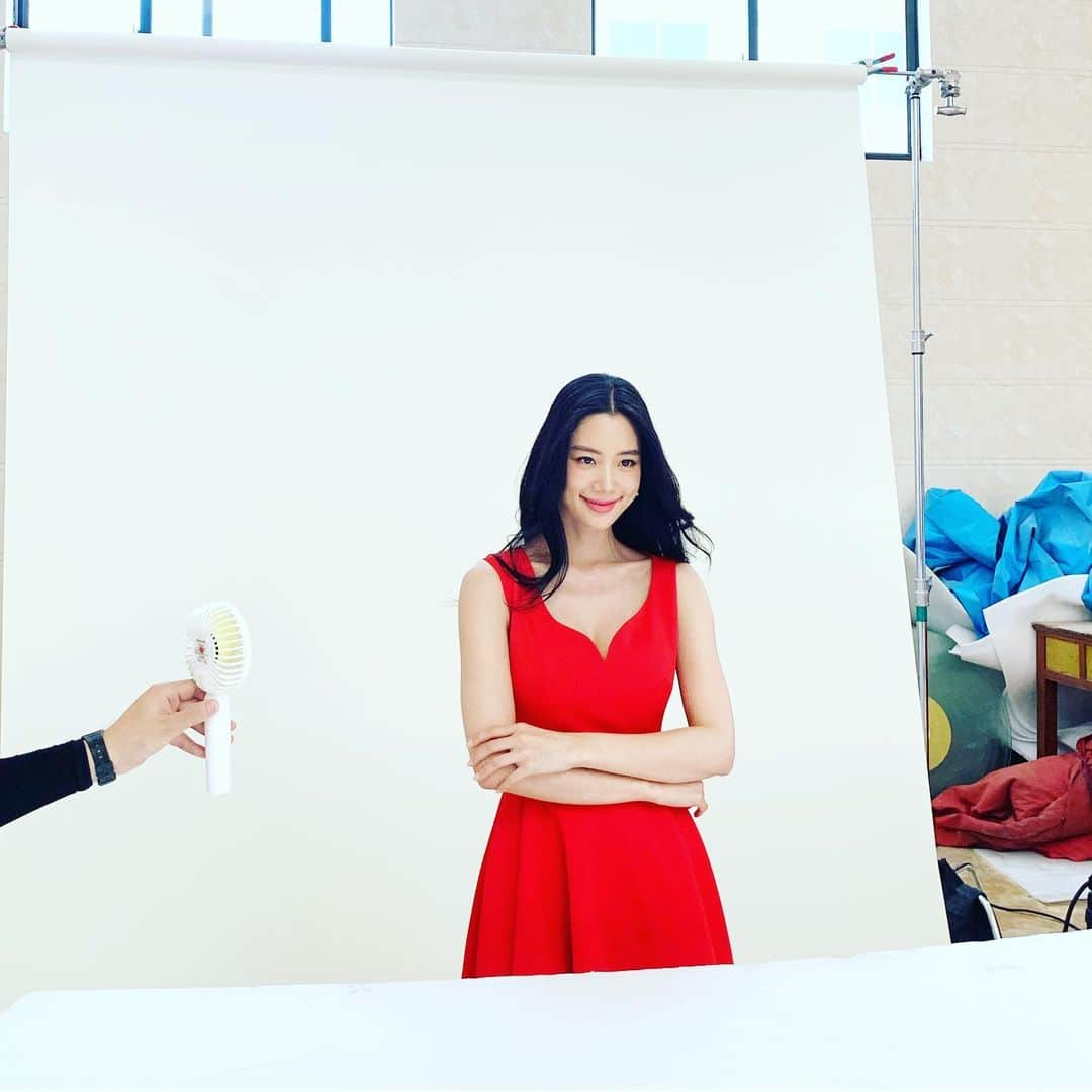 クララさんのインスタグラム写真 - (クララInstagram)「It was too hot without air conditioner. I depended on my small fan for 12hrs of shooting. #reddress」7月29日 20時52分 - actressclara